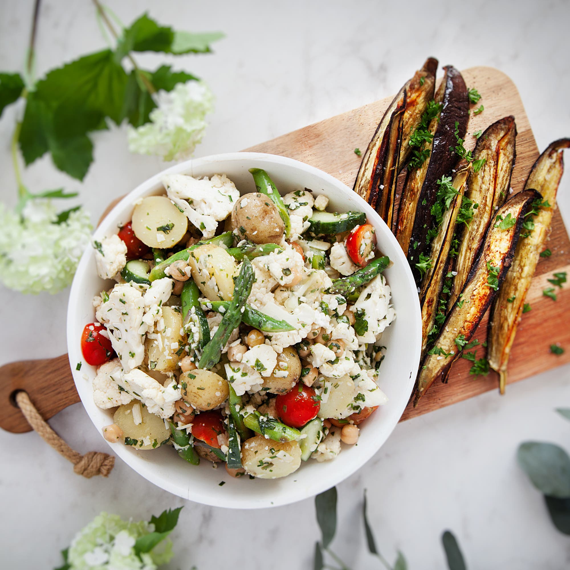 Färskpotatissallad med örter, parmesan och grillad aubergine