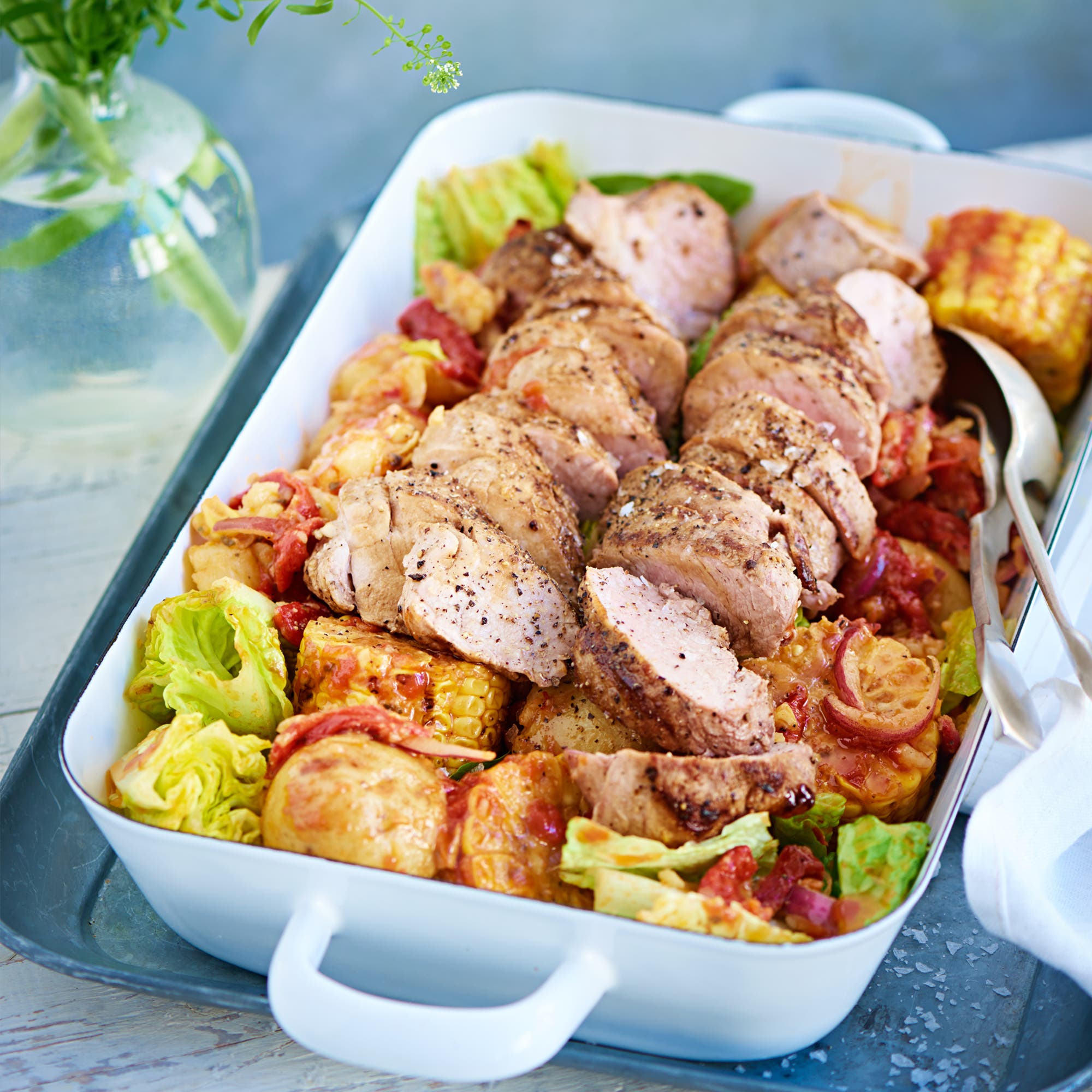 Grillad fläskfilé med cajunsallad med grillad majskolv, paprika och färskpotatis