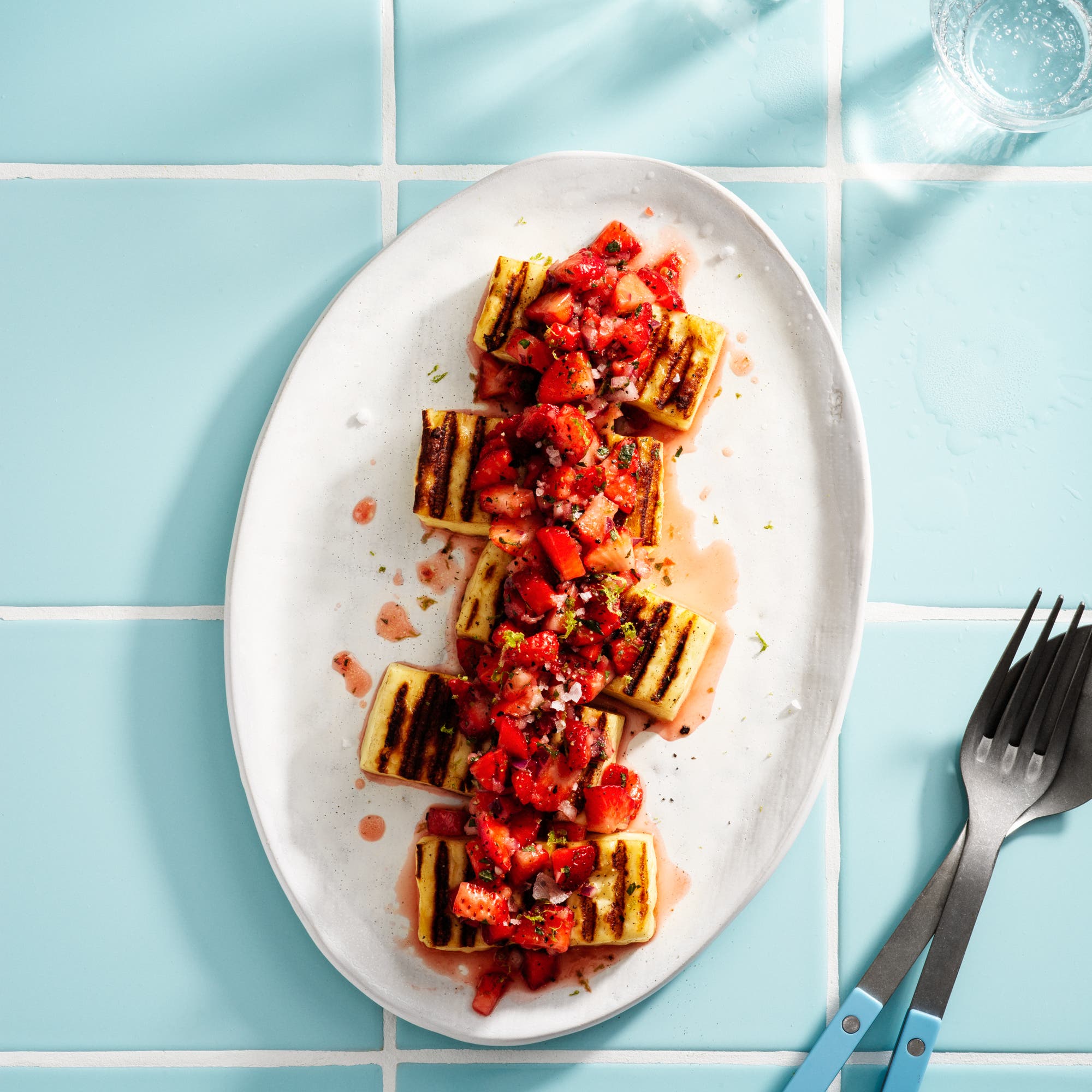 Grillost med myntamarinerad jordgubbssalsa