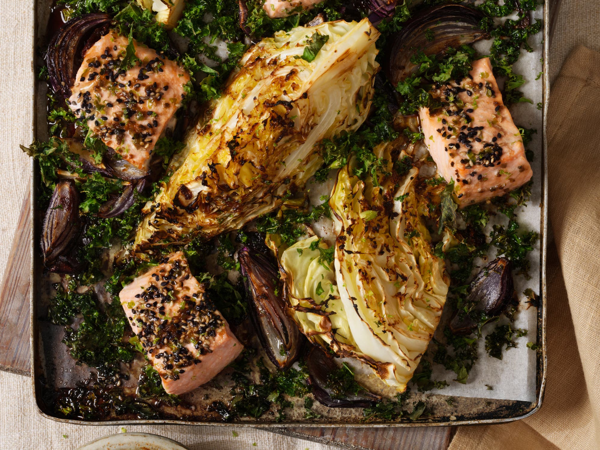 Ugnsbakad lax och kål med soja och ingefära