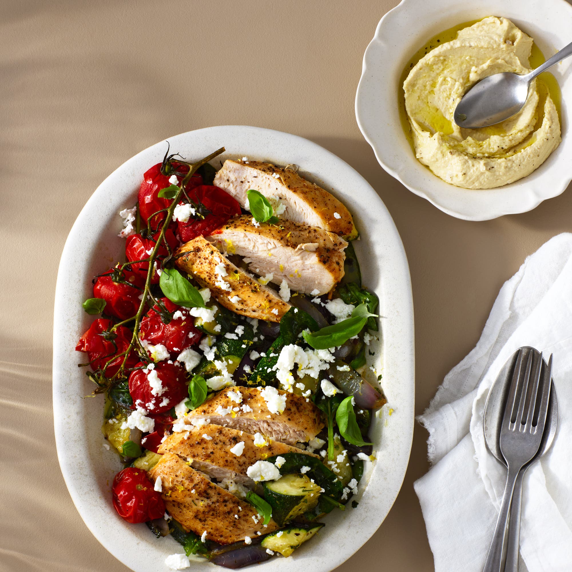 Medelhavskyckling på plåt med hummus