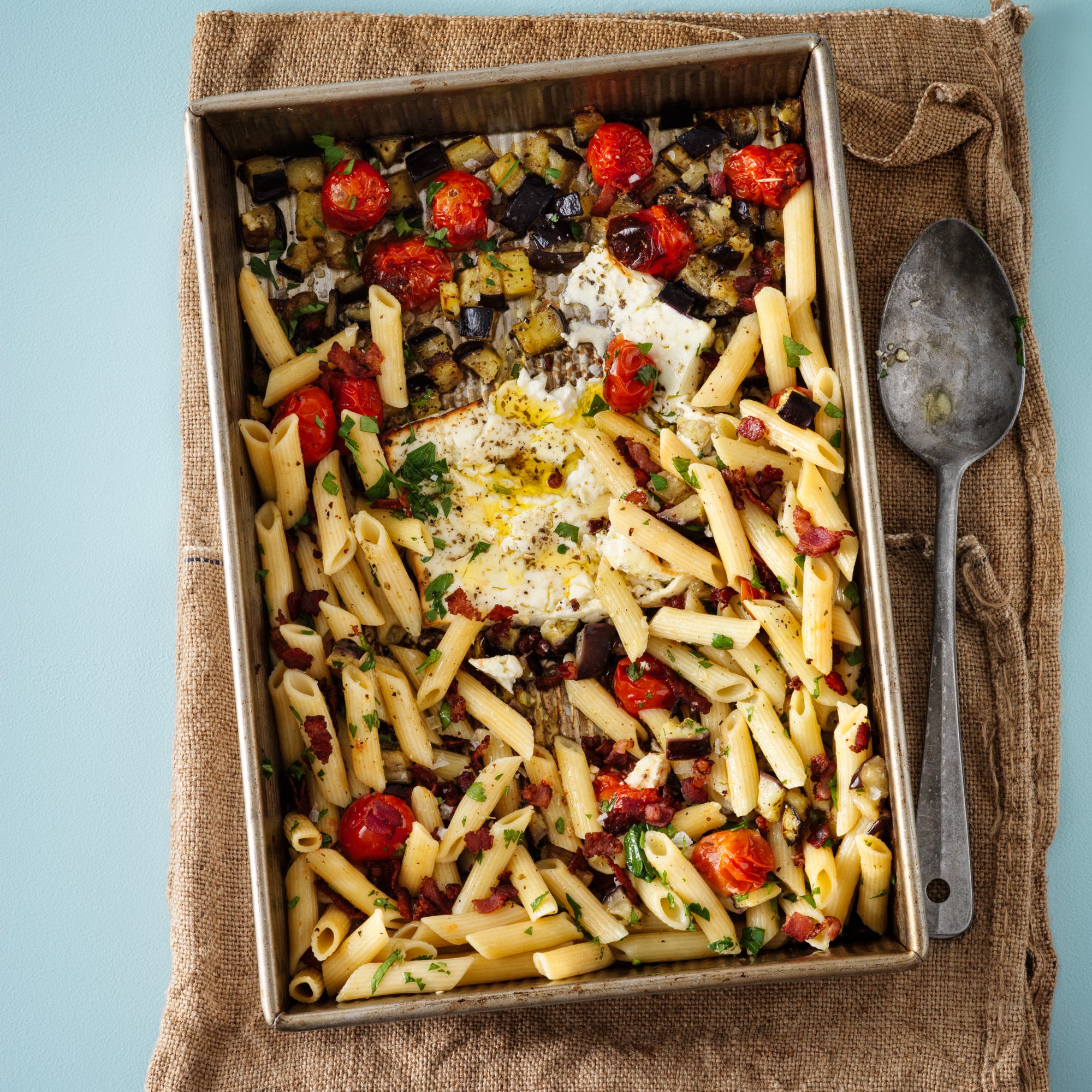 Rostade grönsaker och fetaost med baconkrisp