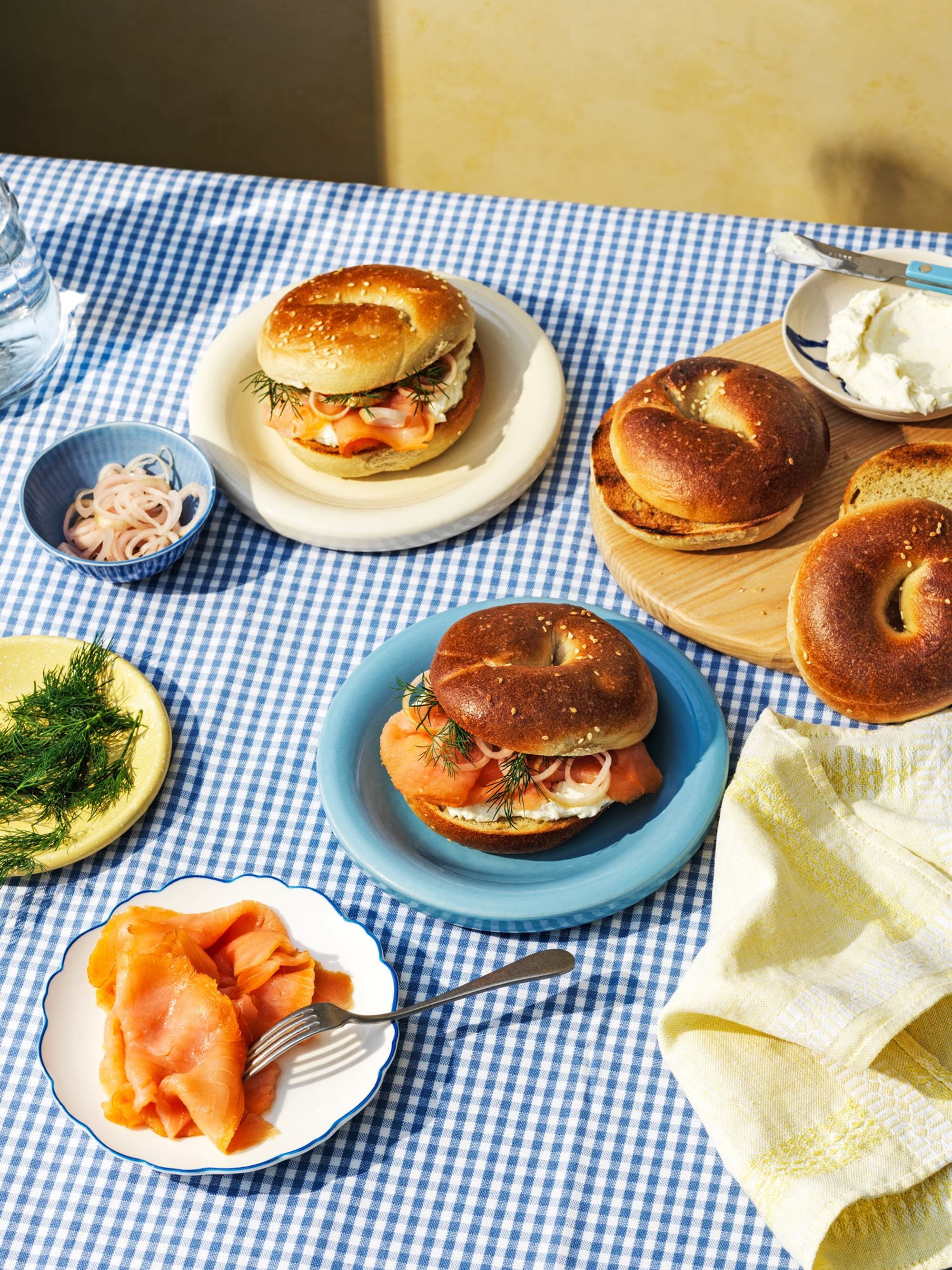 Bagel med lax, pepparrotskräm & picklad lök