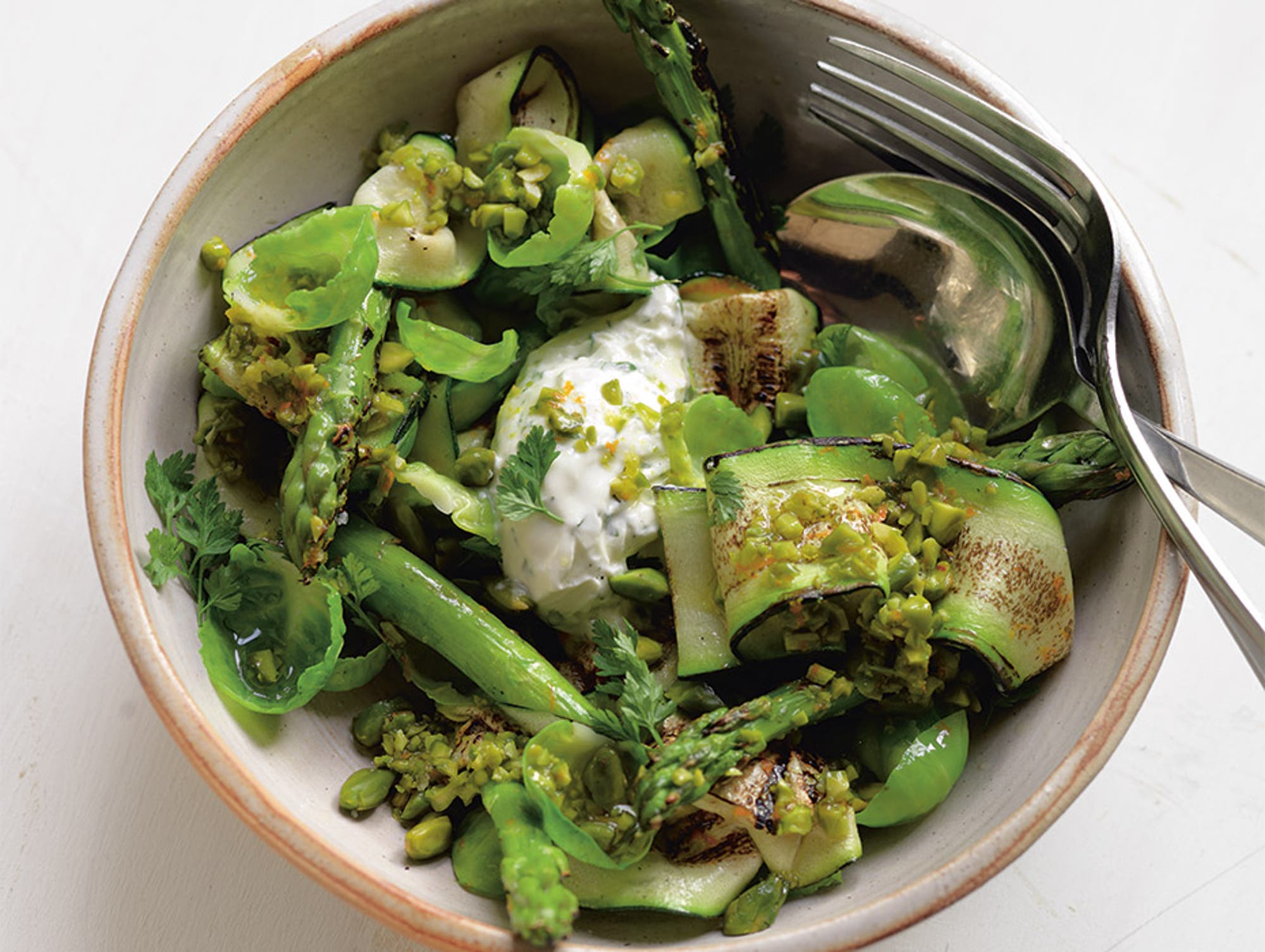 Grön sparris och zucchini med pistaschnötspiccata, brysselkål och vispad ricotta med körvel