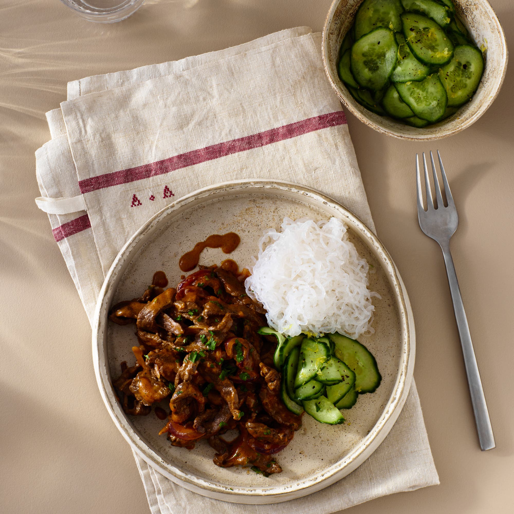 Biffstroganoff med sjögräsnudlar och inlagd gurka