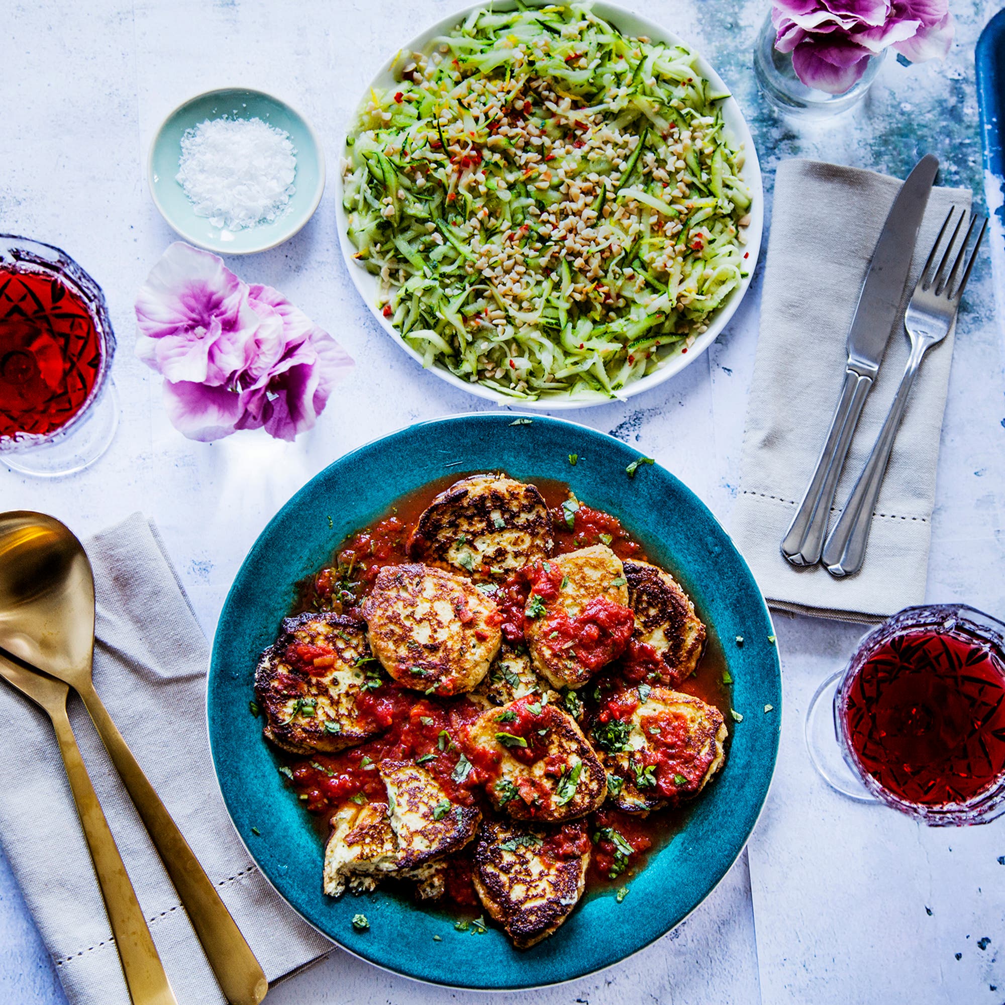 Ricottabiffar i tomatsås med zucchinisallad