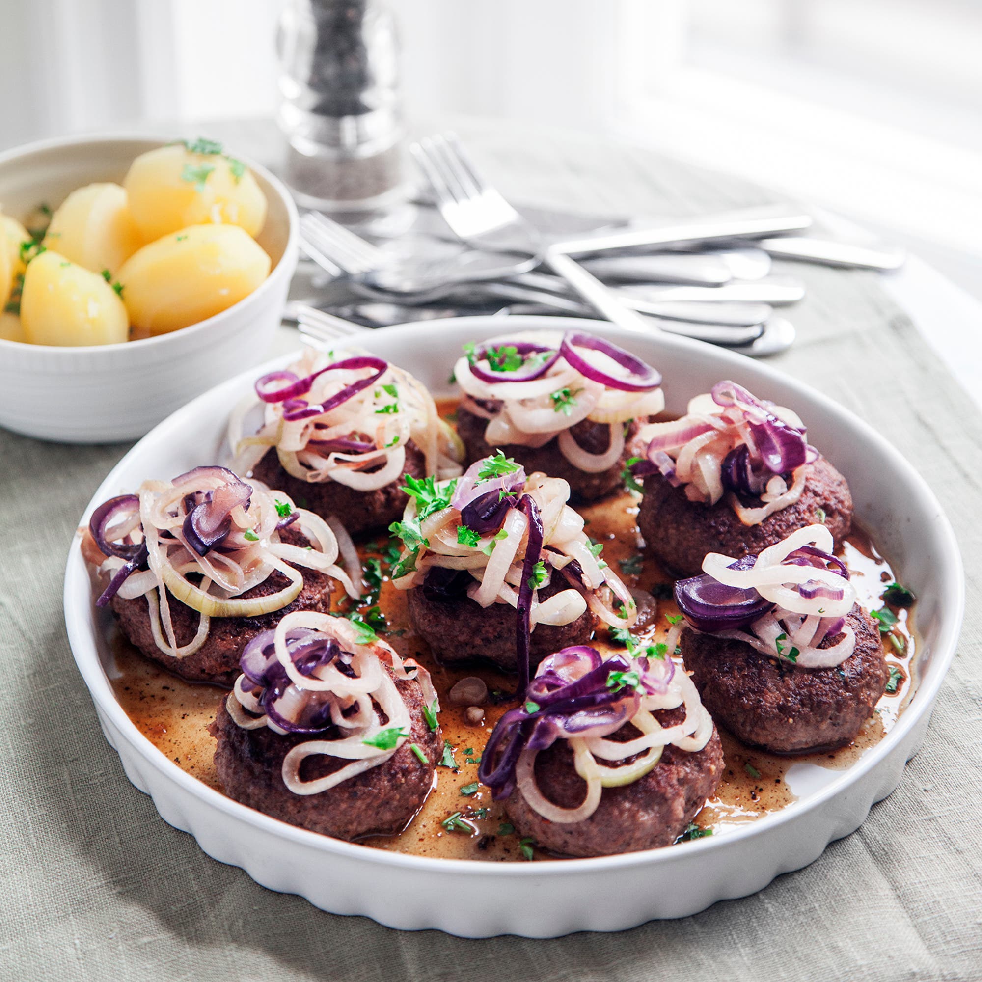 Pluras pannbiff med stekt lök och kokt potatis