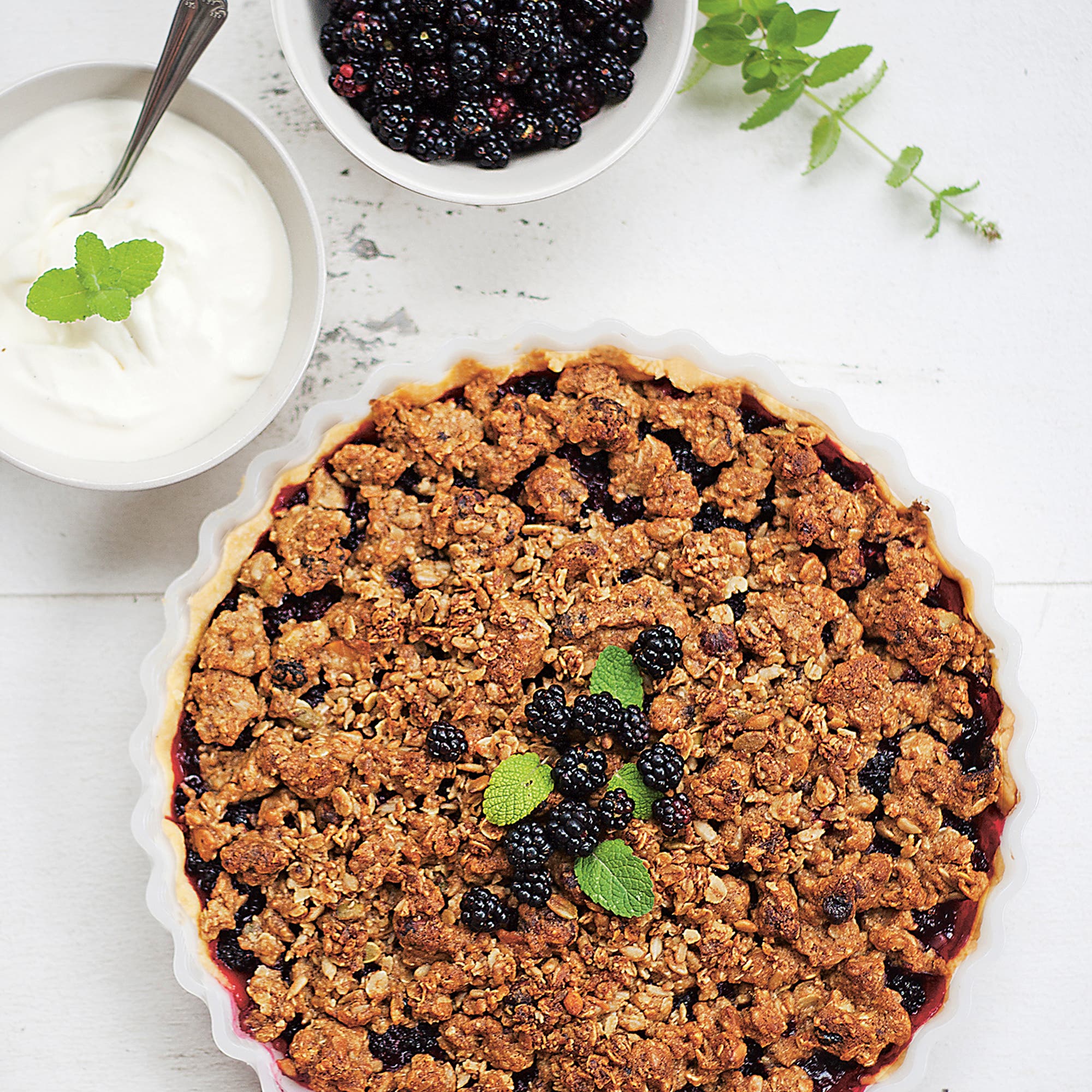 Björnbärs- och äppelpaj med müslismul