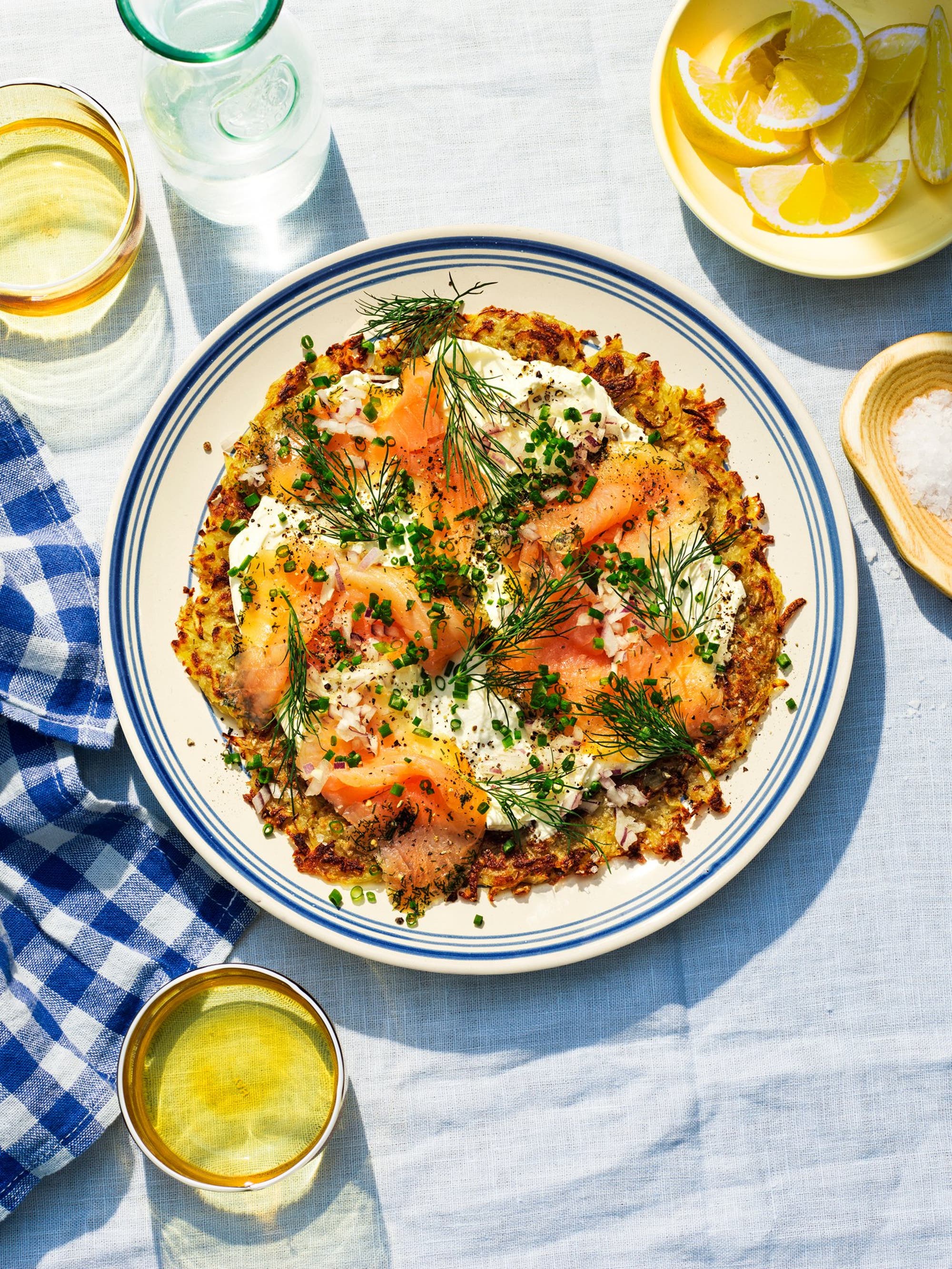 Råraka med gravad lax, smetana, lök & dill