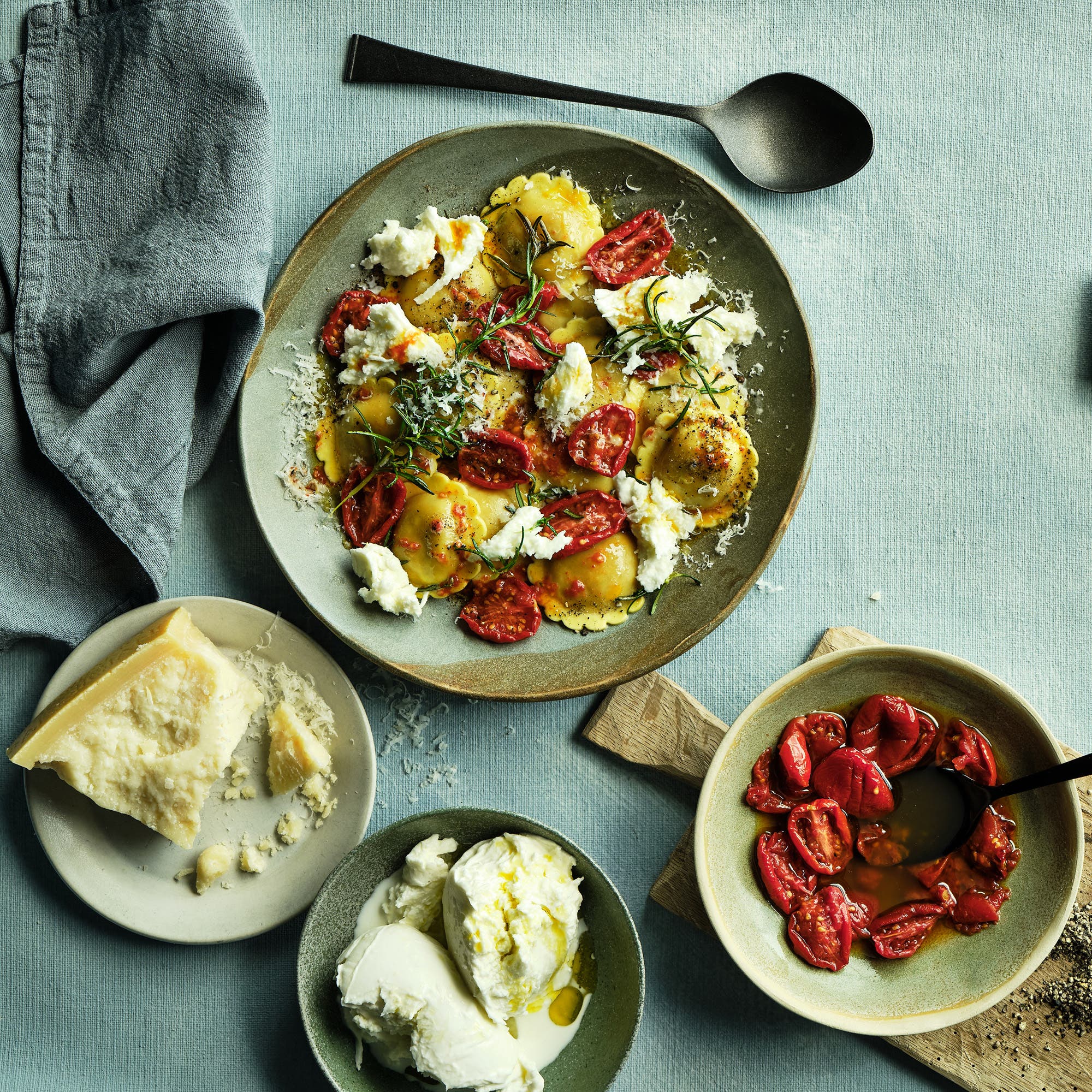 Smakrik medelhavspasta med ugnsbakade tomater och mozzarella