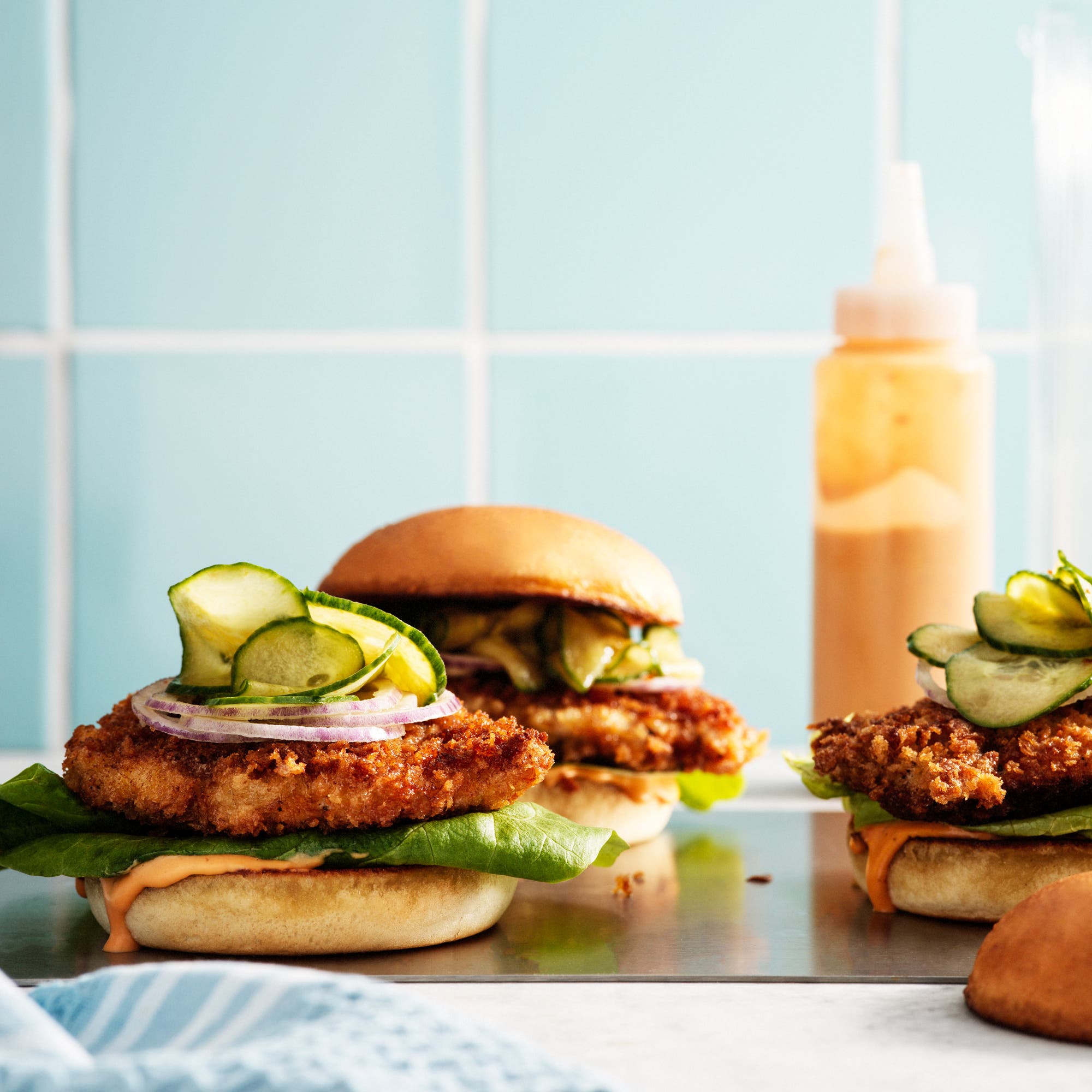 Krispig kycklingburgare med chipotlemajo