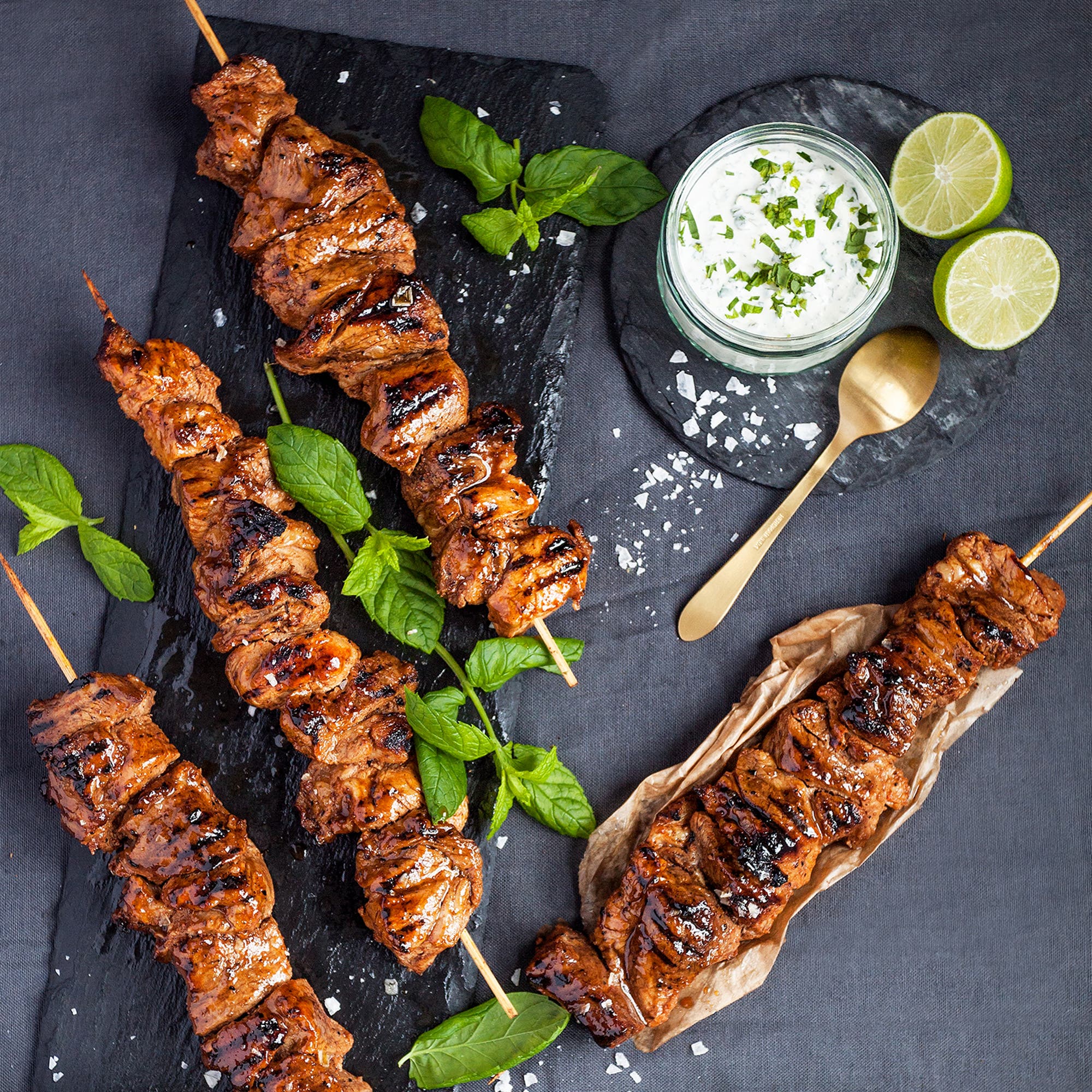 Asiatiska fläskkarréspett med myntasås