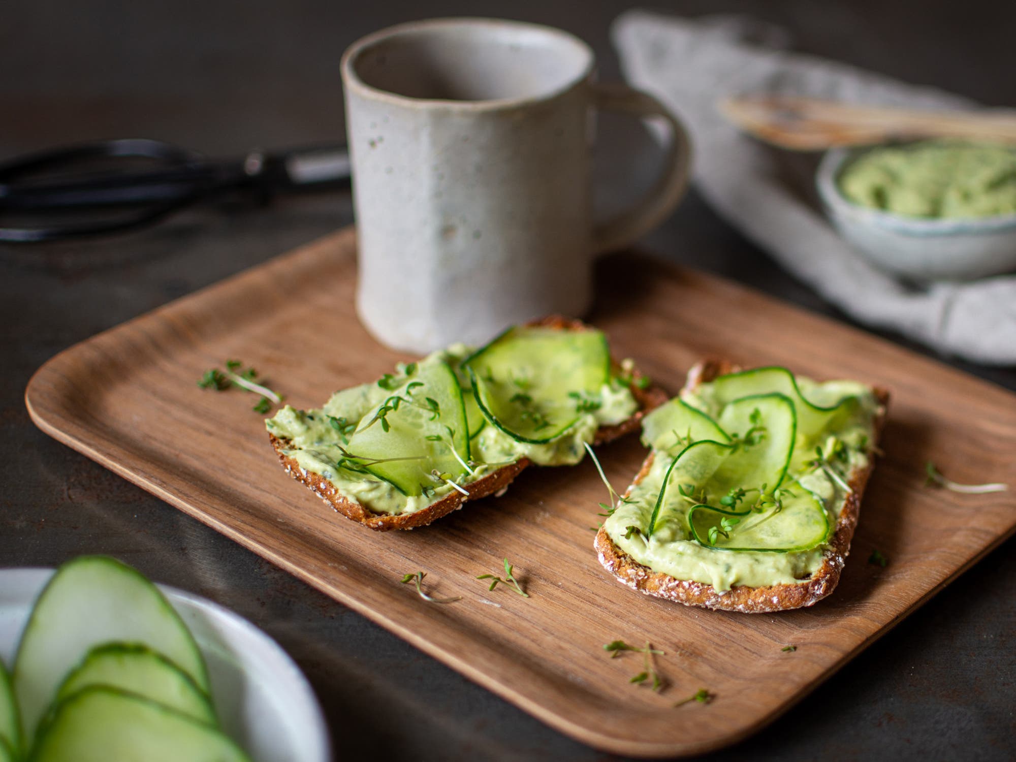 Rågbröd och bönröra med basilika och krispig gurka