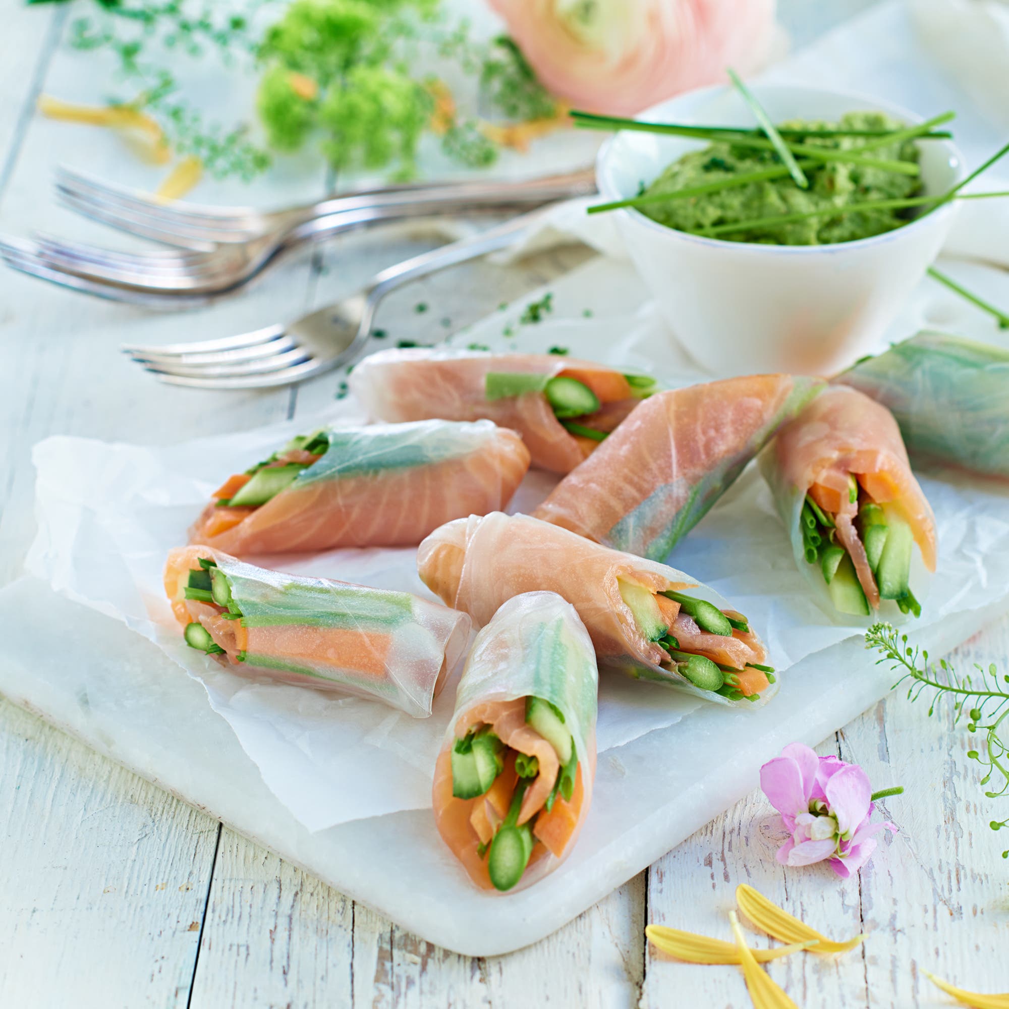 Sommarrullar med rökt lax och pepparrotsdipp