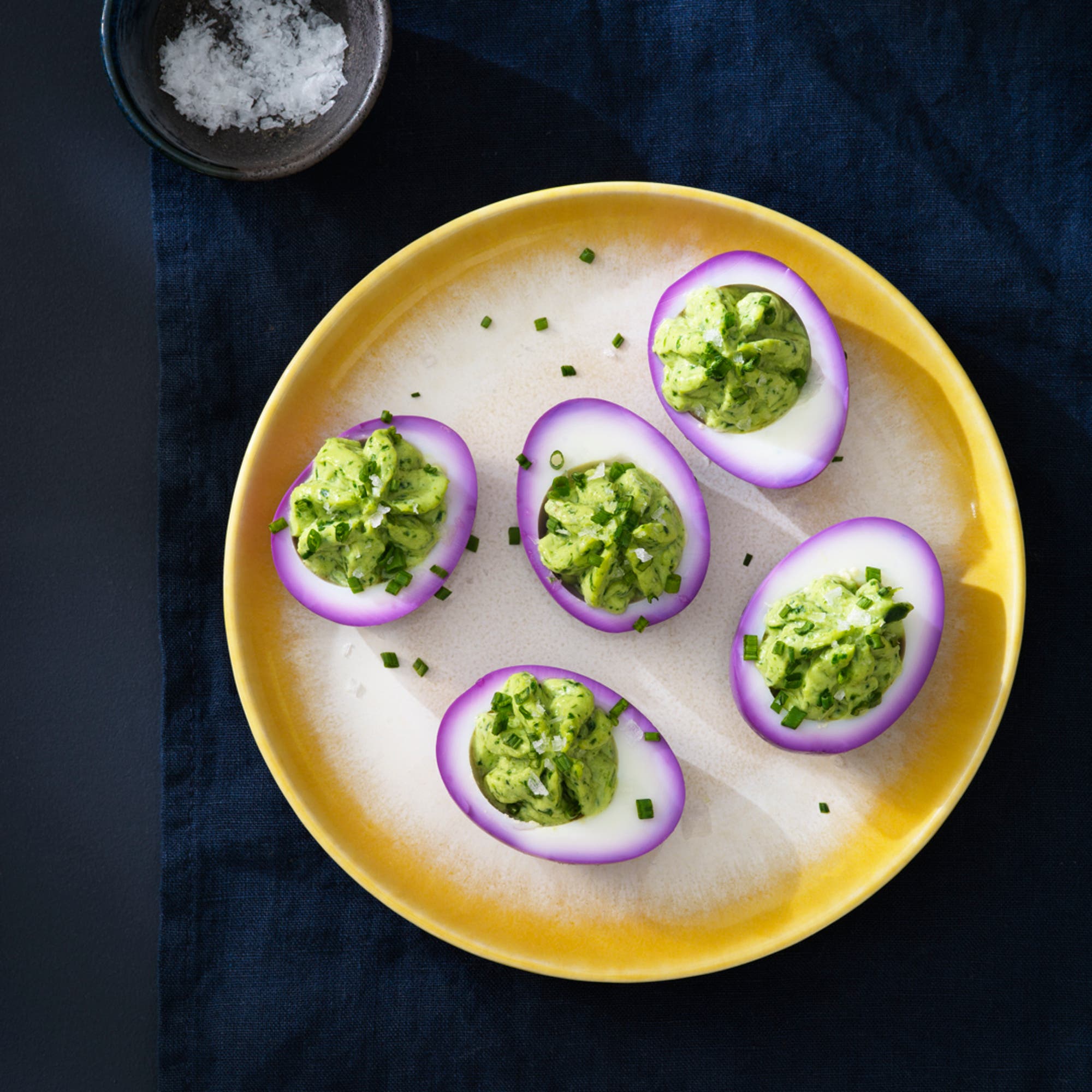 Lila deviled egg med avokado och jalapeño