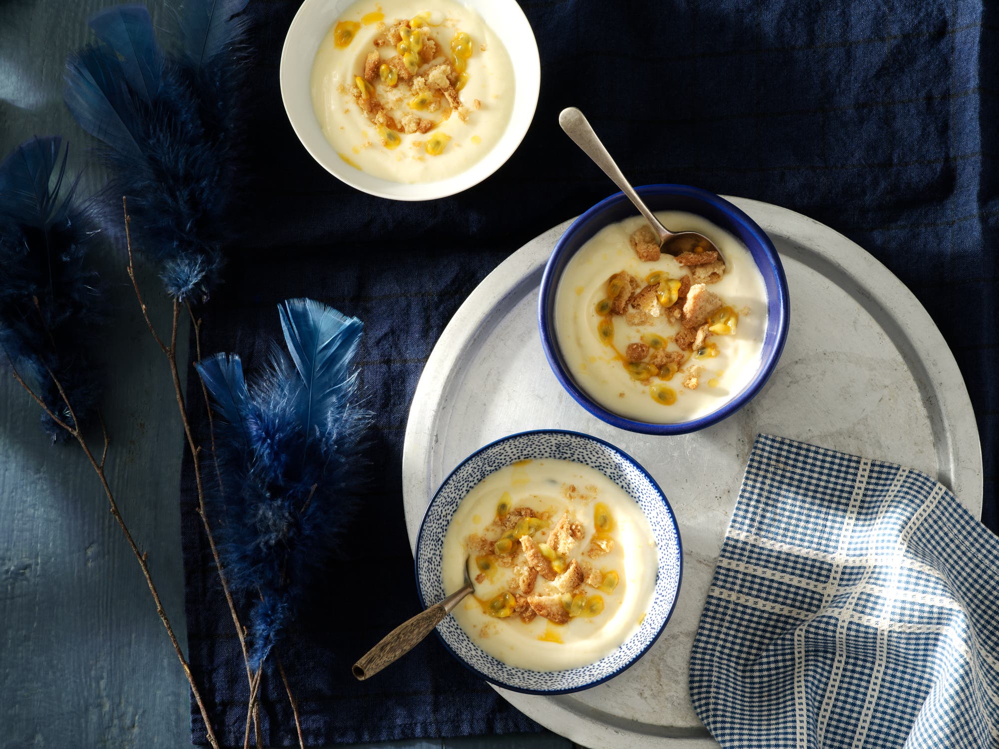 Citronmousse med lemoncurd, passionsfrukt och havreflarn