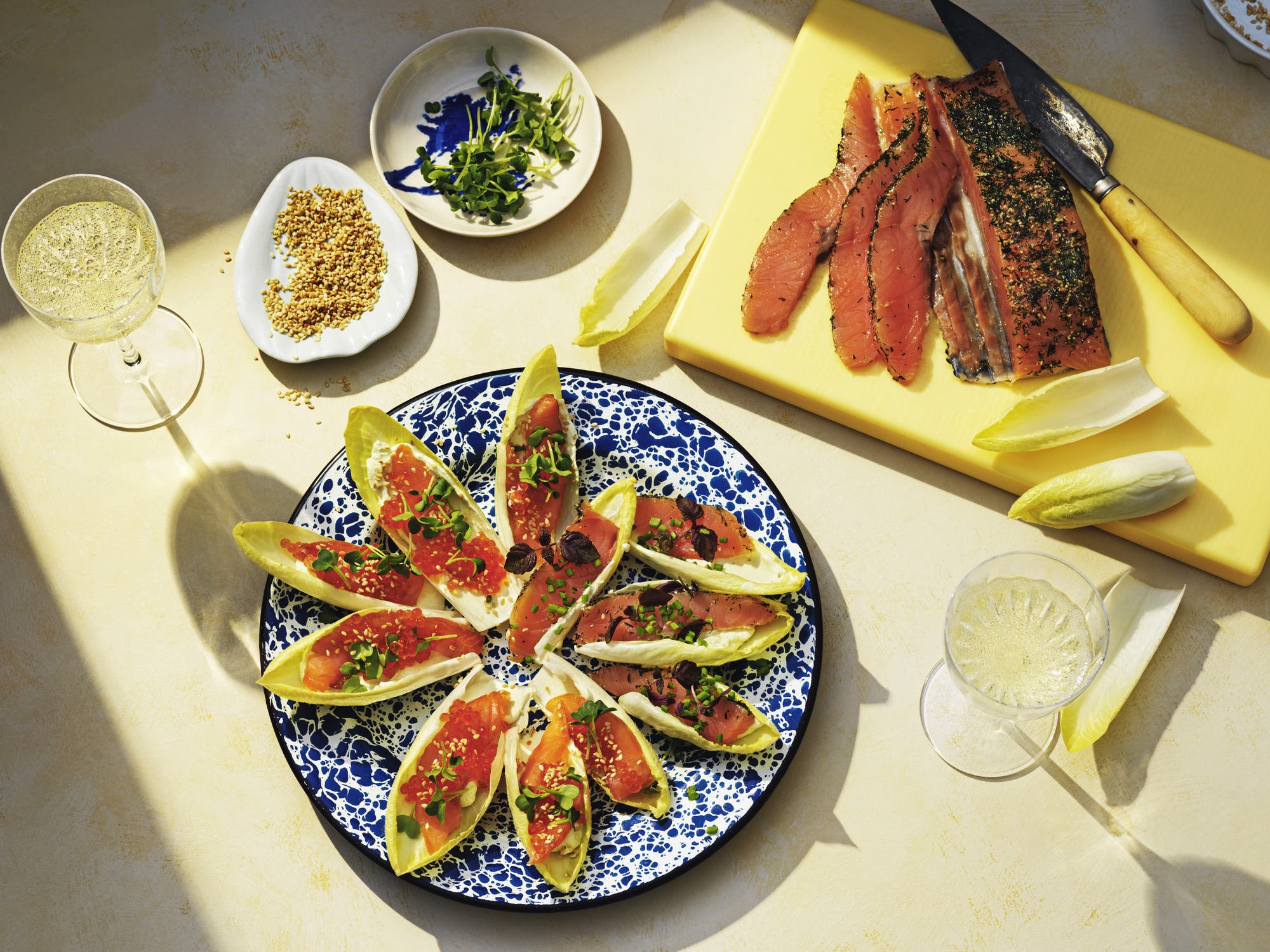 Endive med lax, wasabikräm och forellrom