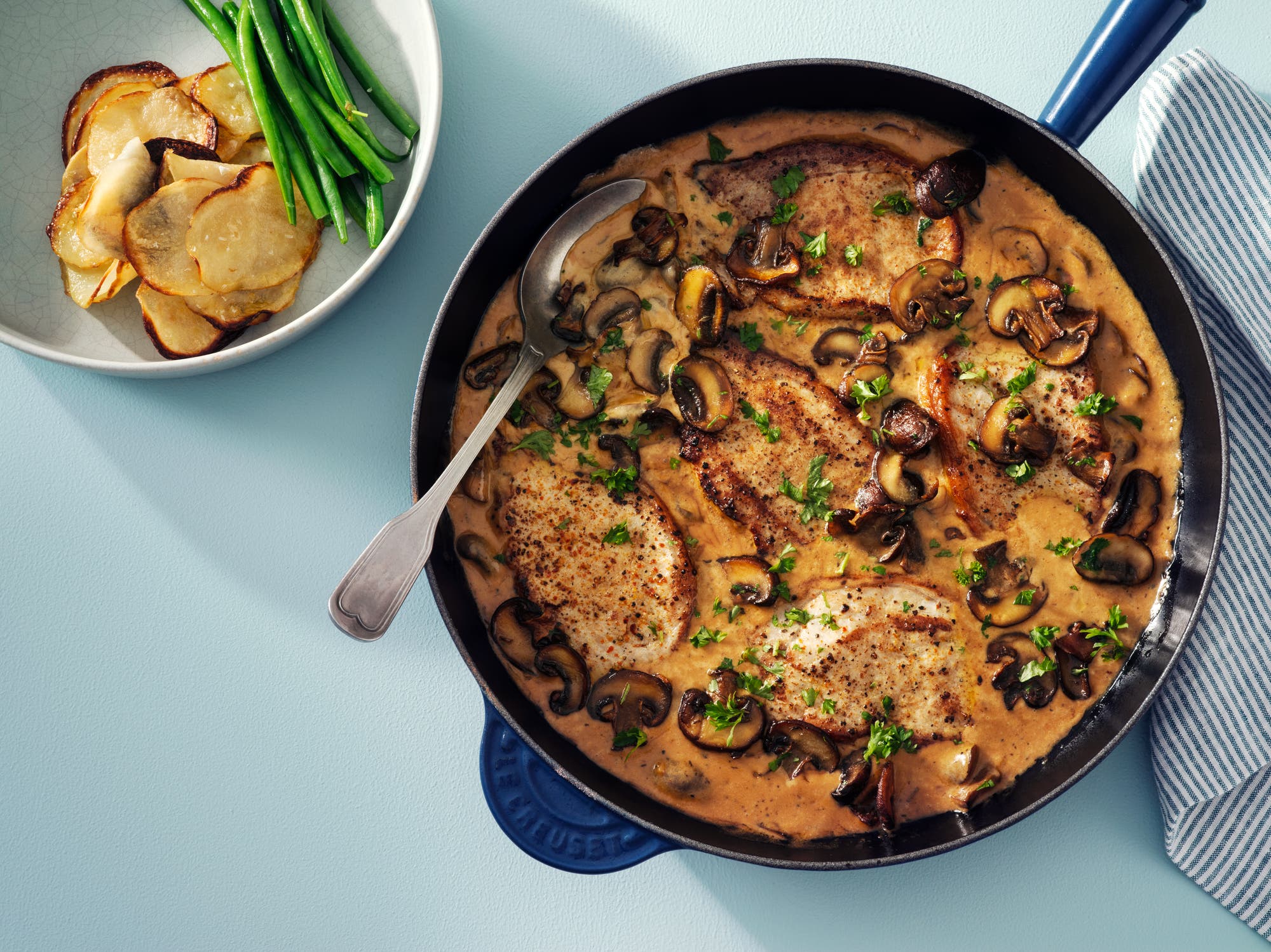 Fläskkotletter i krämig svampsås med rostad potatis