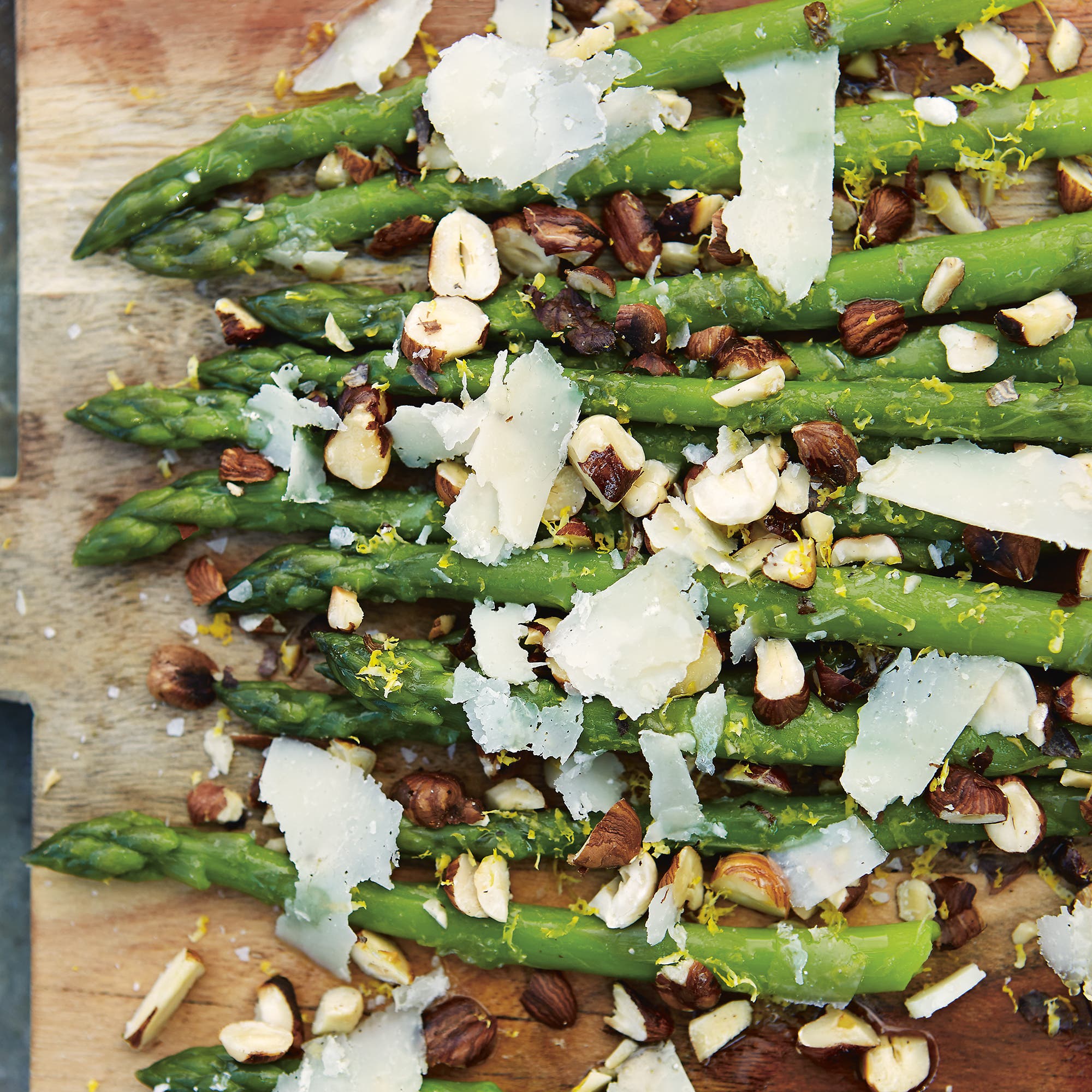 Sparris med hasselnötter, citron och pecorino