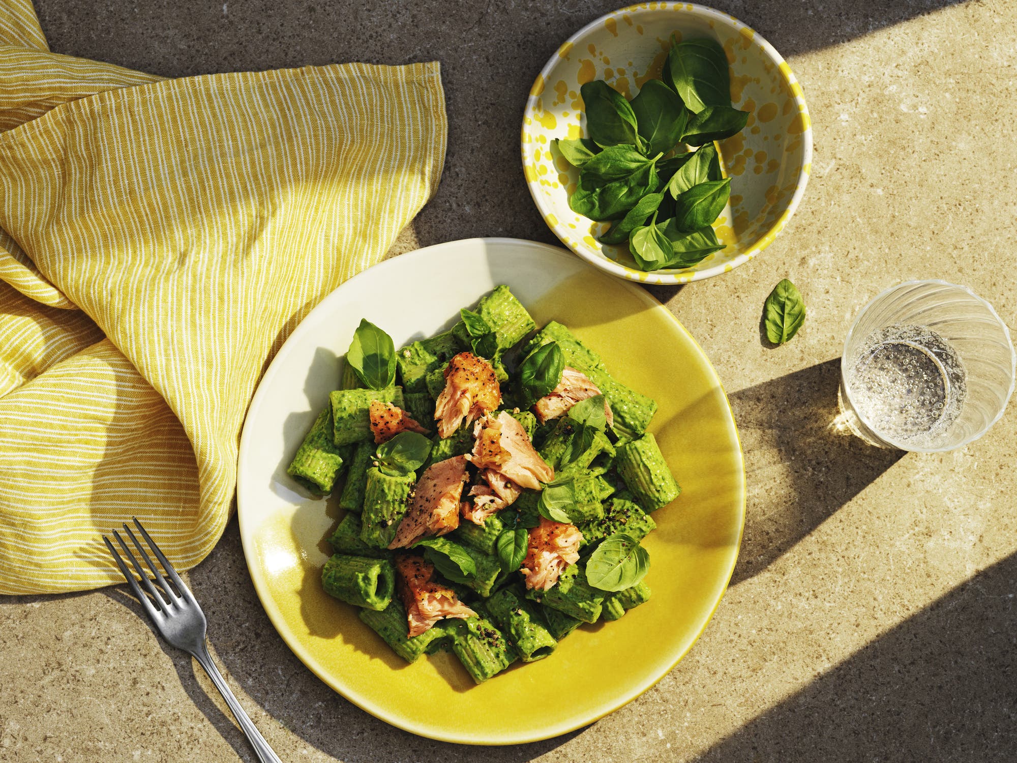 Green goddess - pastasallad med varmrökt lax