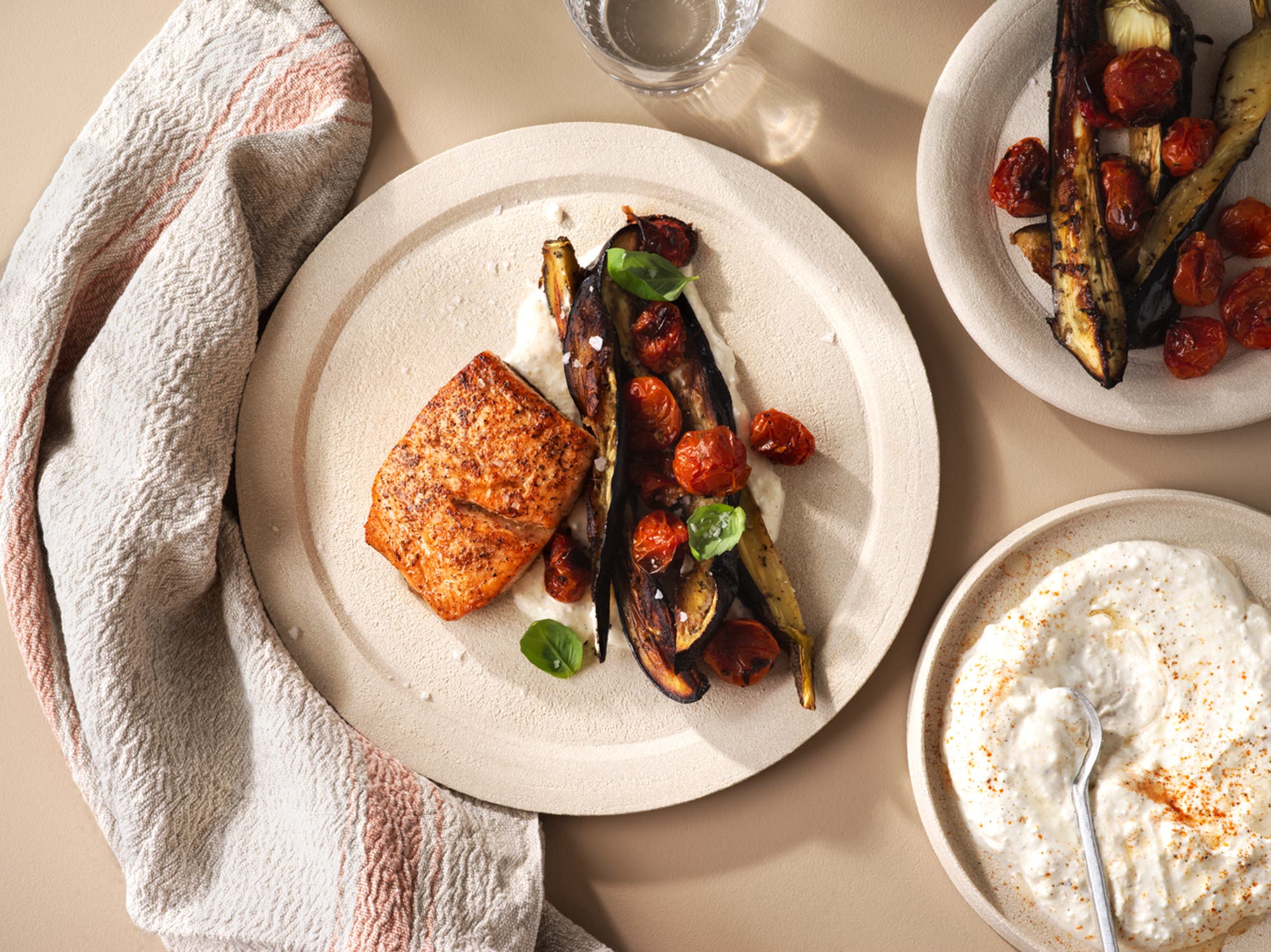 Lax med fetaoströra och ugnsgrillade grönsaker