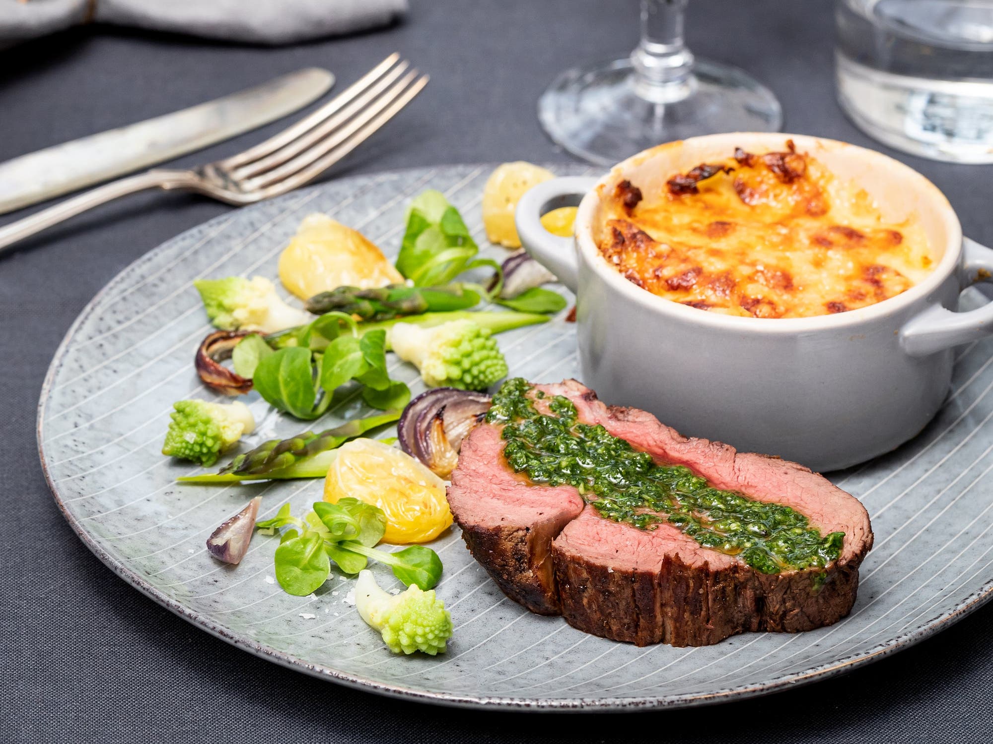 Helstekt oxfilé med gremolata, potatis- och jordärtskocksgratäng och bakade grönsaker