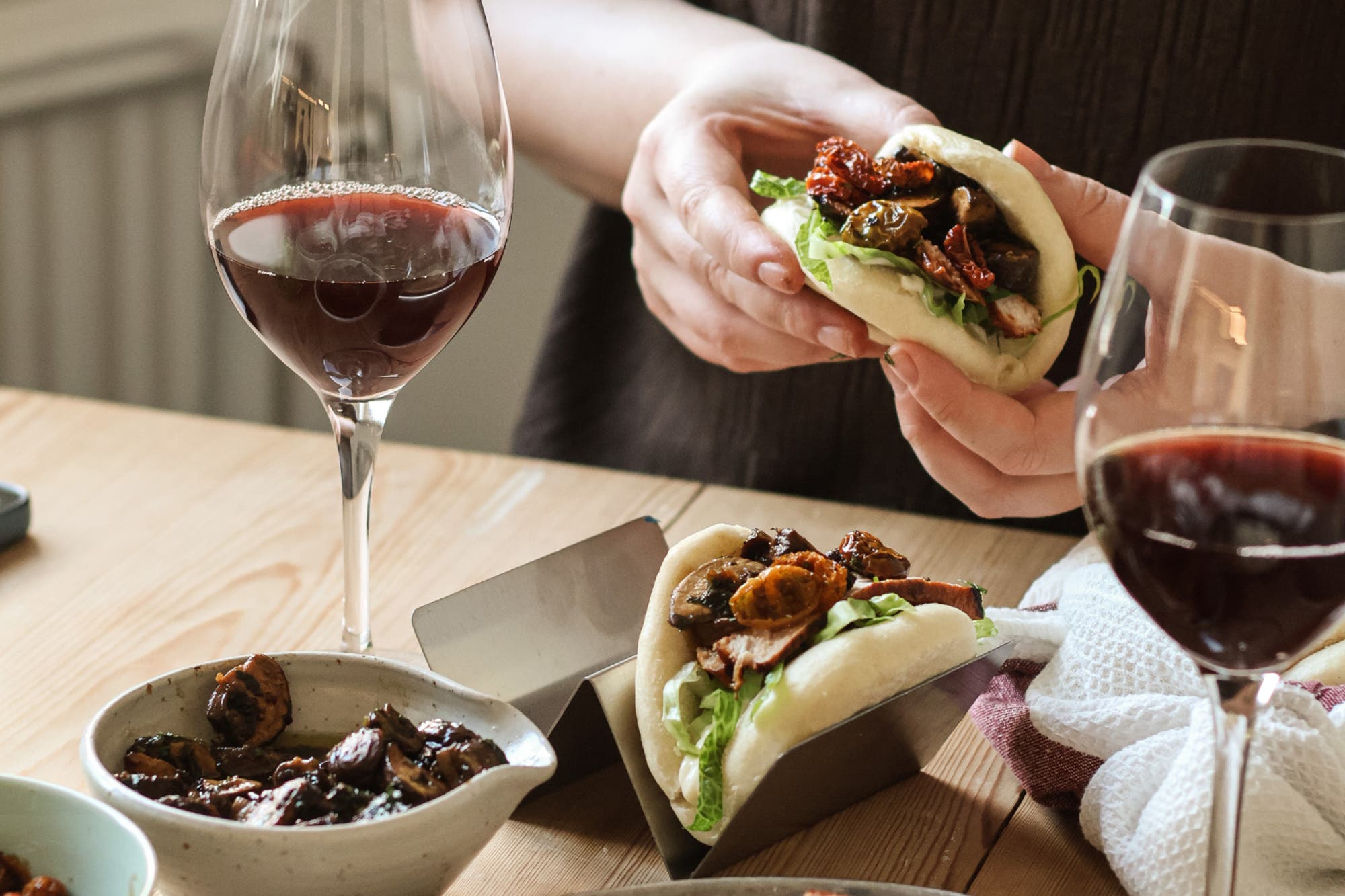 Bao buns med gotländsk fläskkotlett, svamp och semitorkade tomater