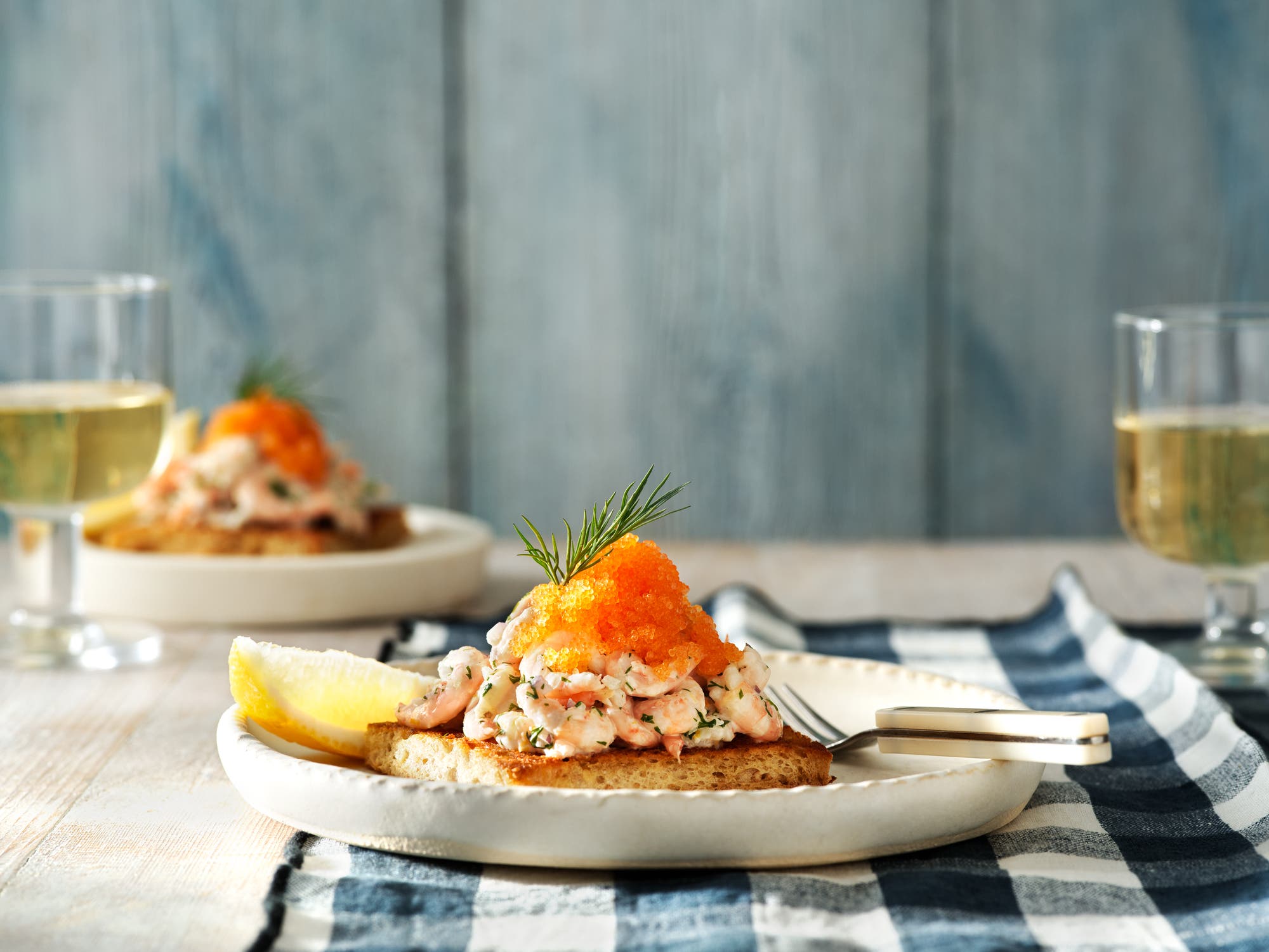 Toast Skagen med löjrom på grillat surdegsbröd