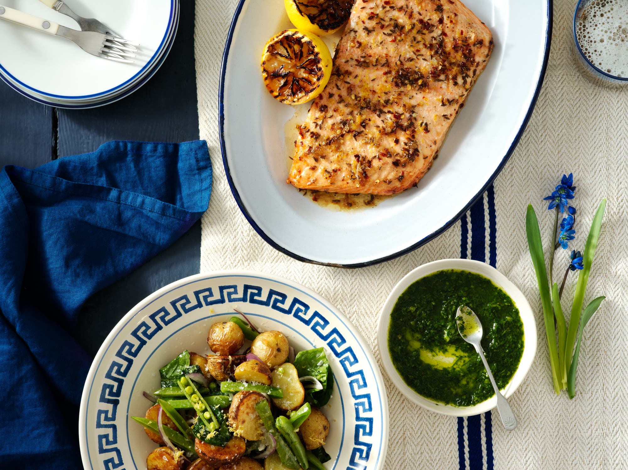 Helstekt lax i ugn med citronhalvor, rostad potatissallad och gremolatasås