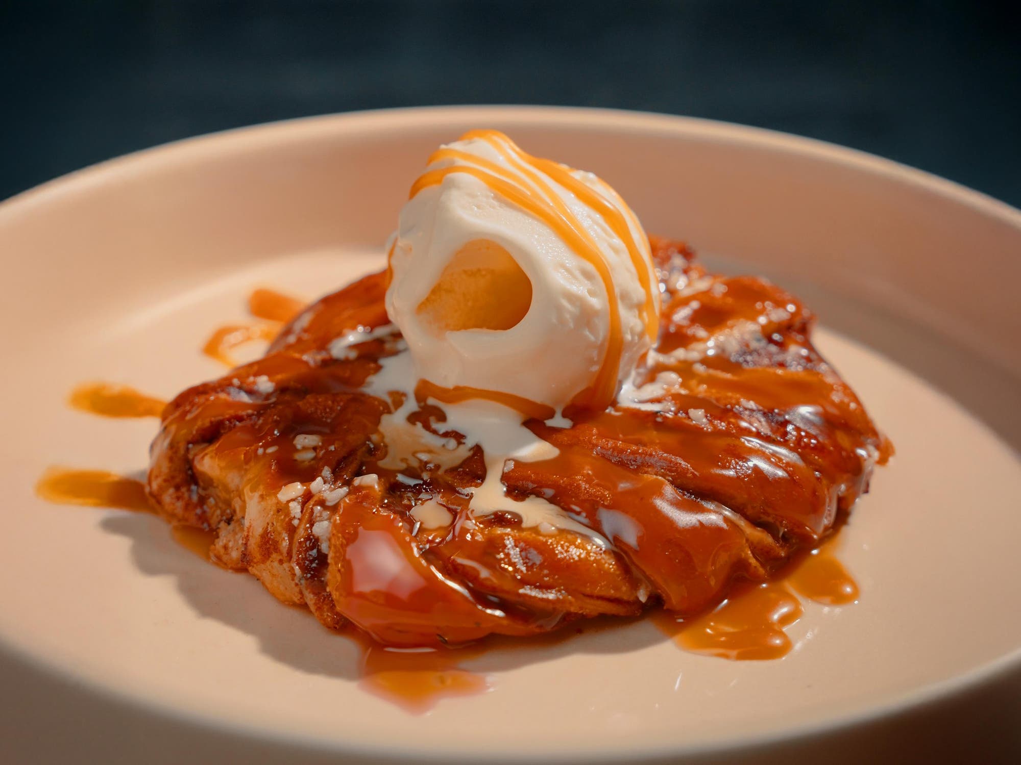 Våfflad kanelbulle med glass och kolasås