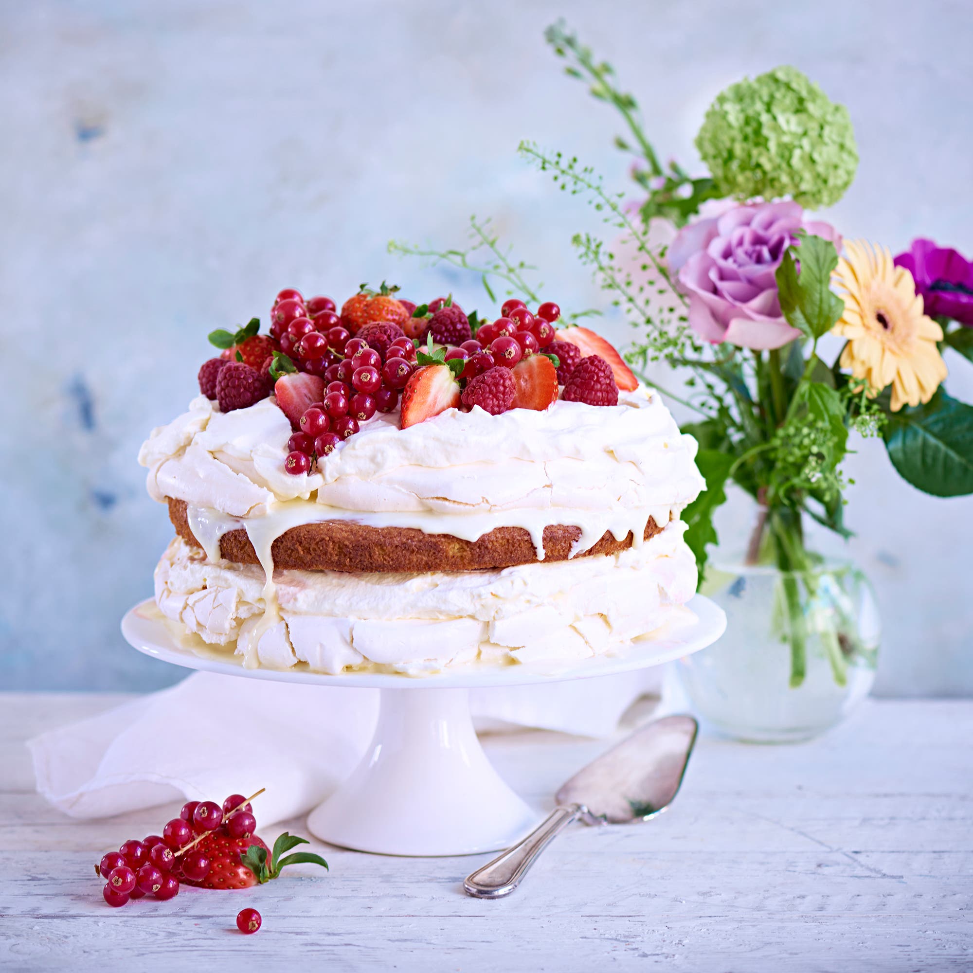 Sommartårta med flädermarinerade jordgubbar, hallon och vinbär