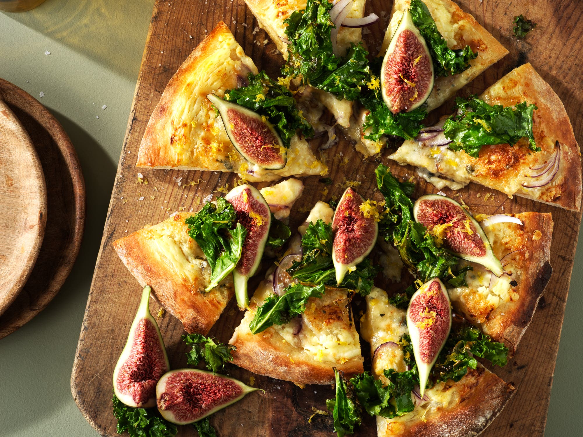 Grönkålspizza med roquefort, fikon och citron