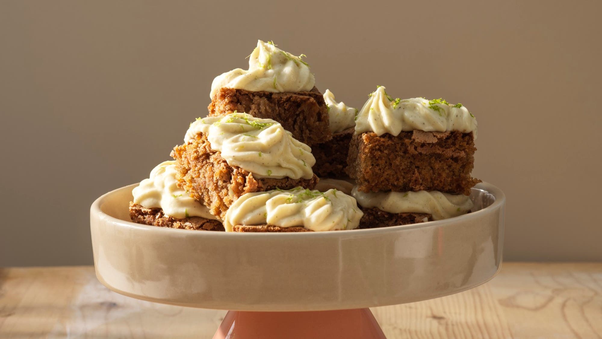 Kladdig morotskaka med brynt smör