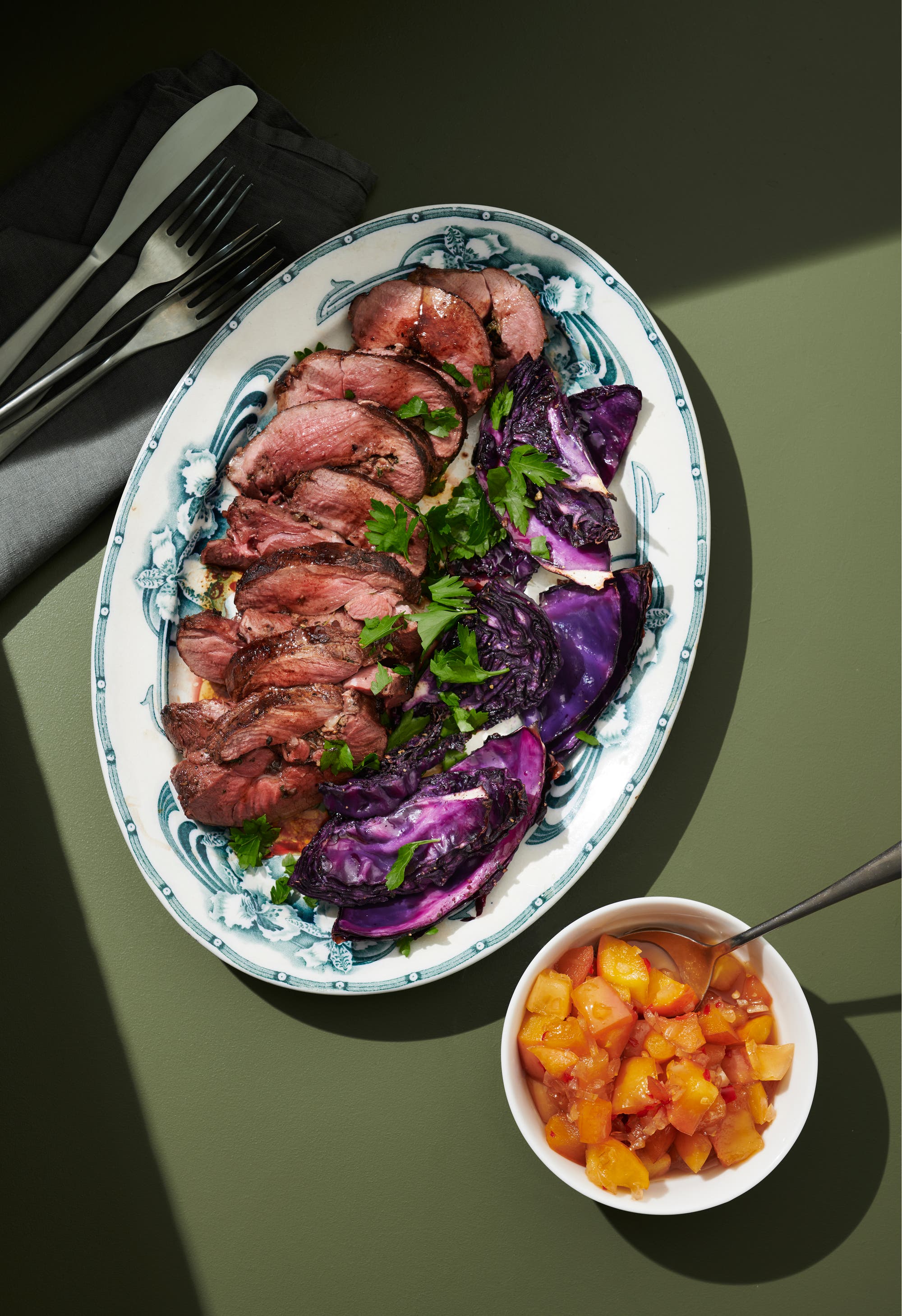 Hjortstek med rostad kål och äppelchutney