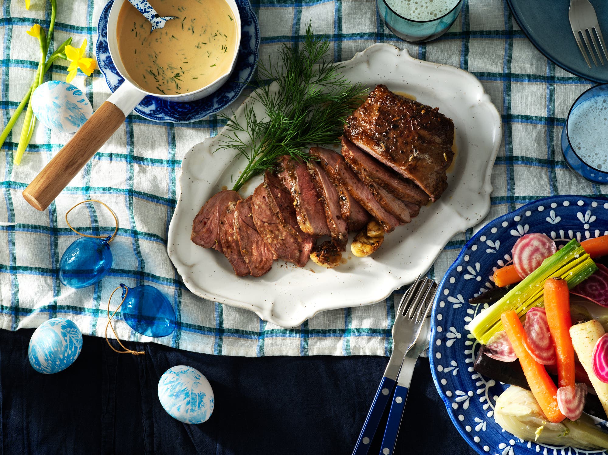 Lammstek med dillsås, smörkokta grönsaker och picklade polkabetor