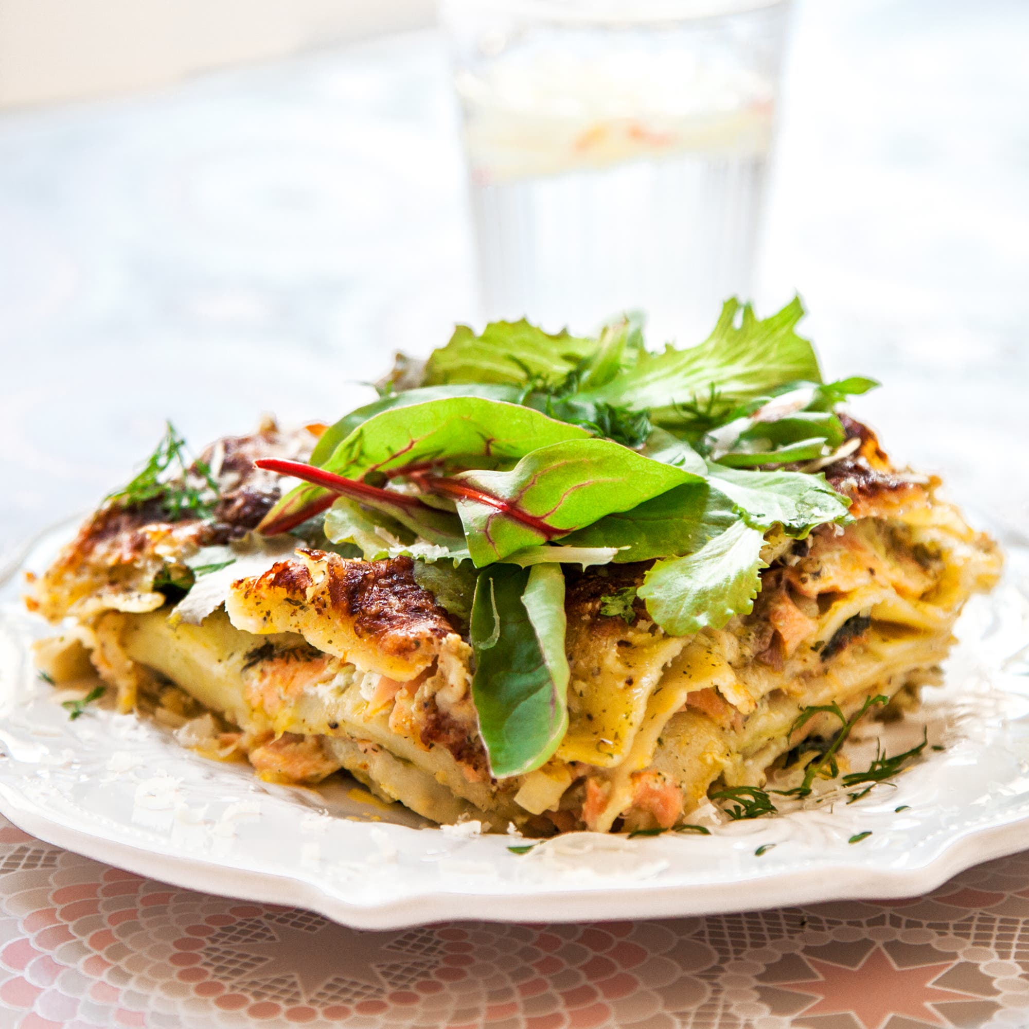 Norrlands laxlasagne med grönsallad