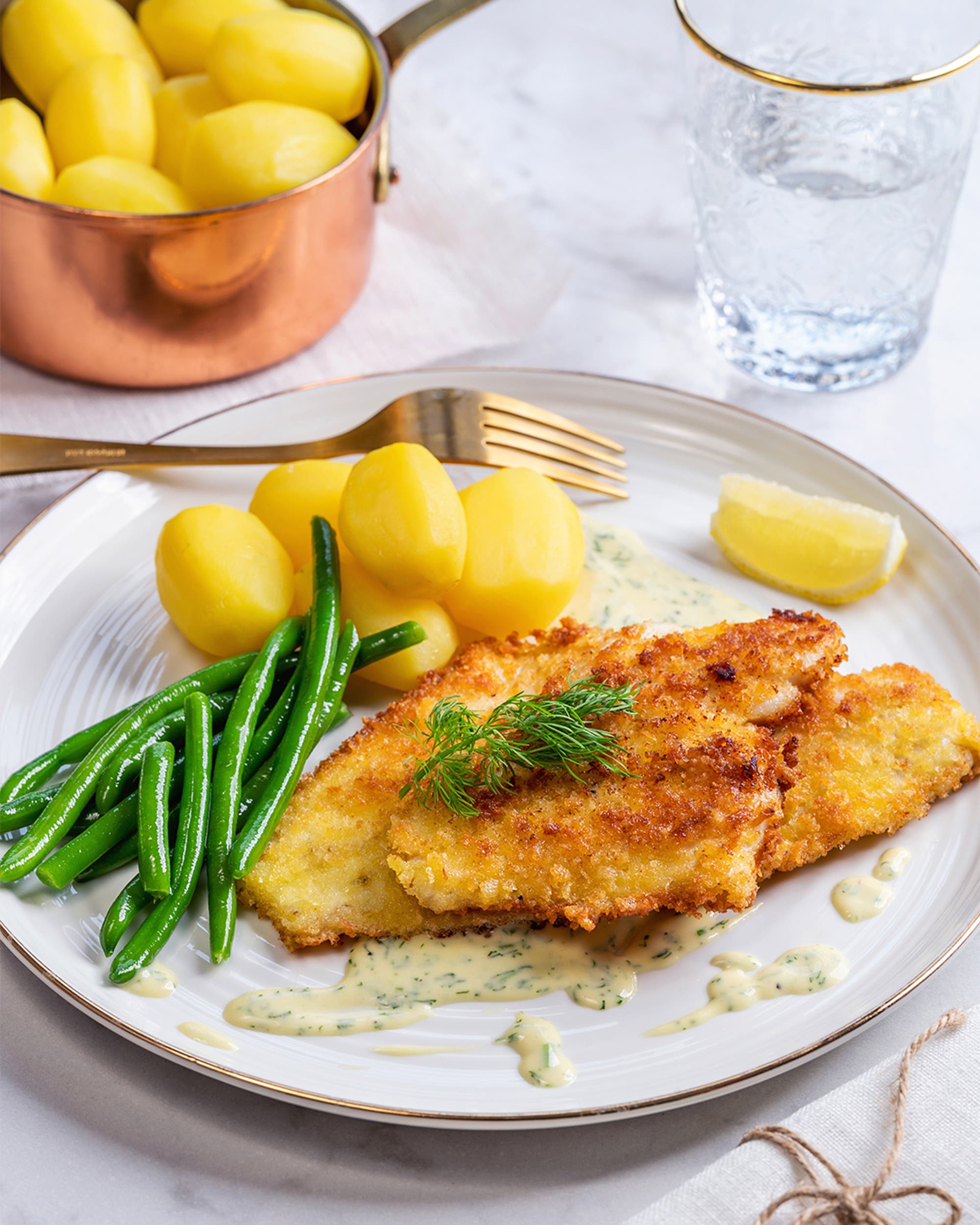 Crunchig spättafilé med varm dillsås