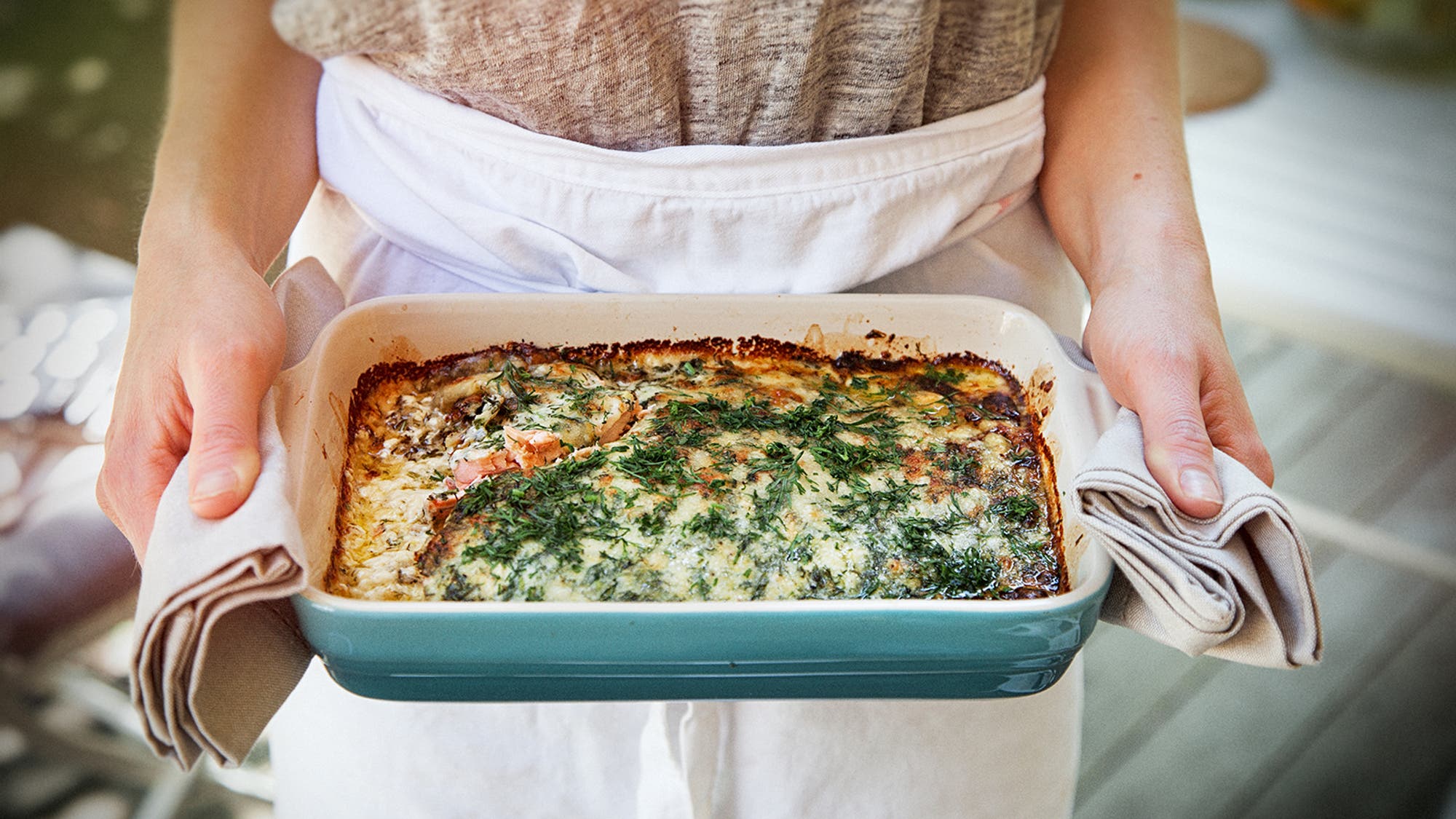 Ugnsgratinerad lax med Västerbottenssås och potatis