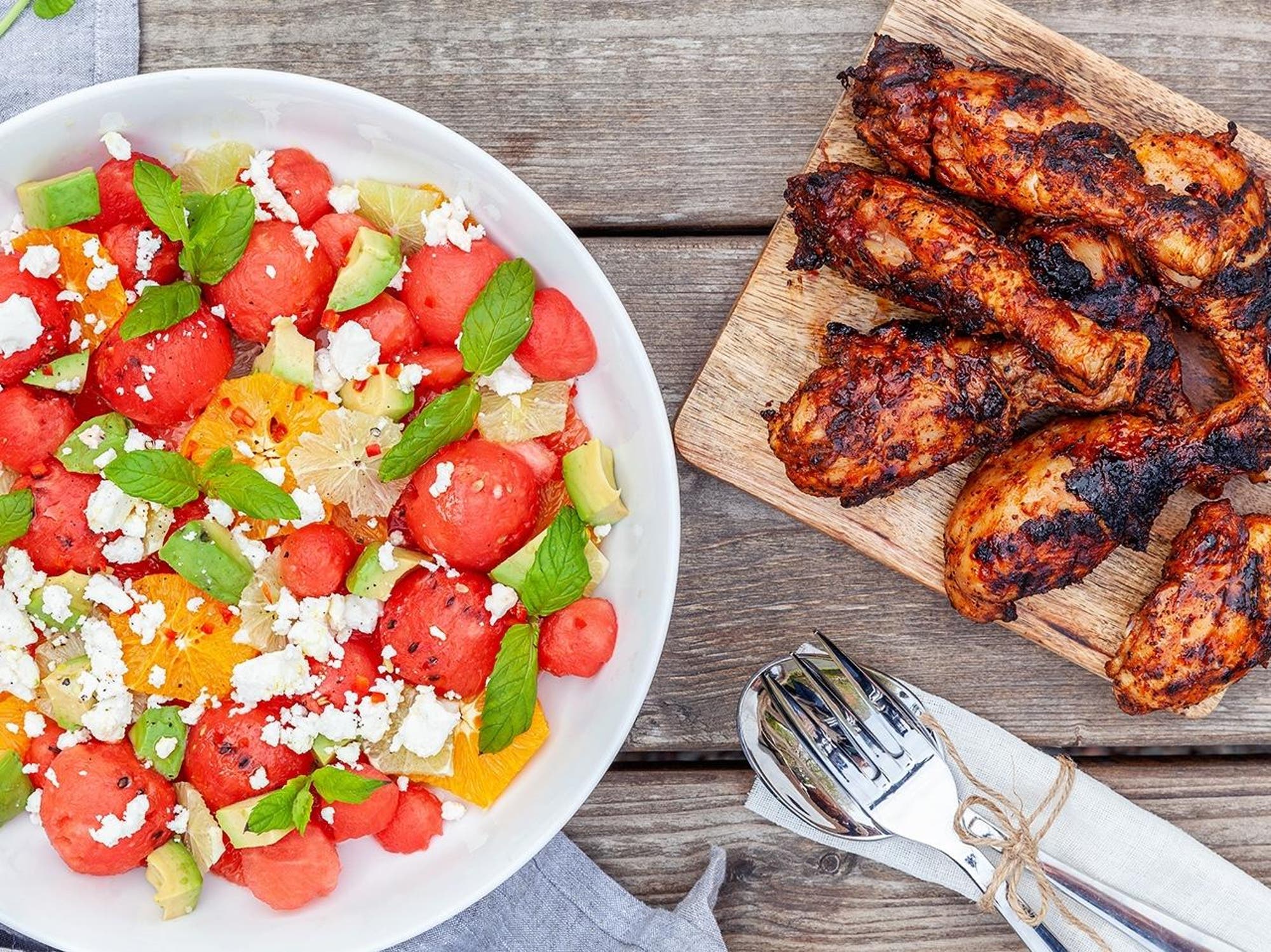 Grillade kycklingben med vattenmelon, avokado och citrussallad