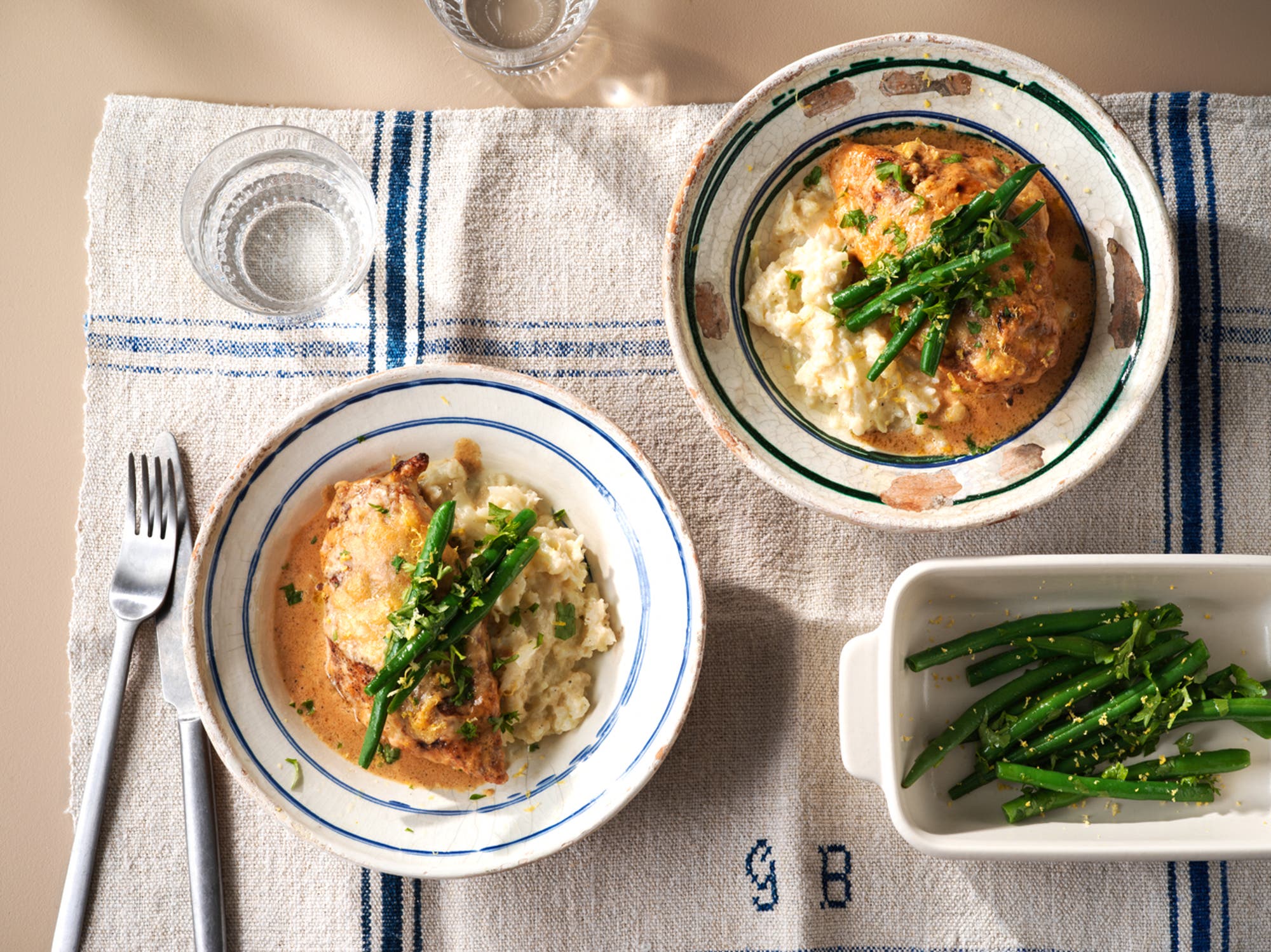 Kyckling i krämig Västerbottenssås med blomkålsstomp