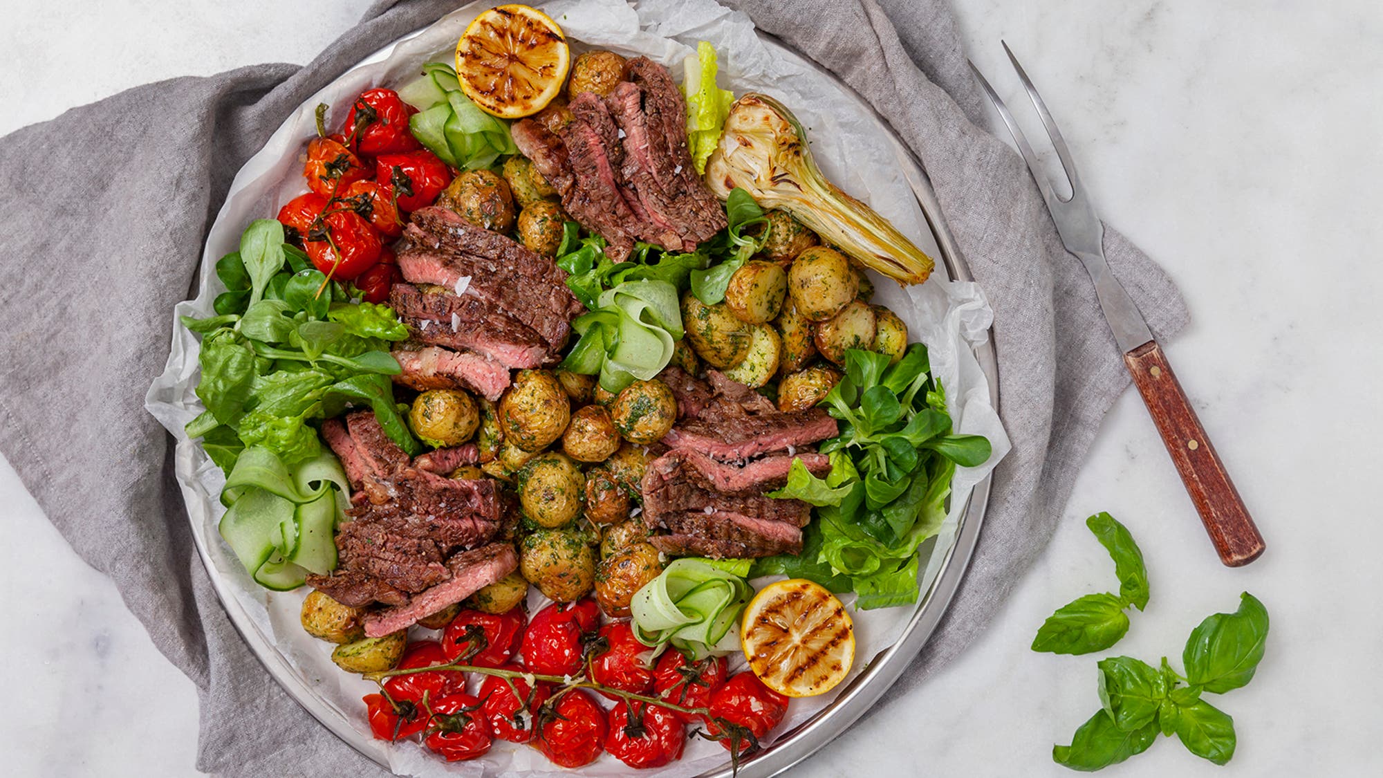 Biffsallad med chimichurridressad potatis