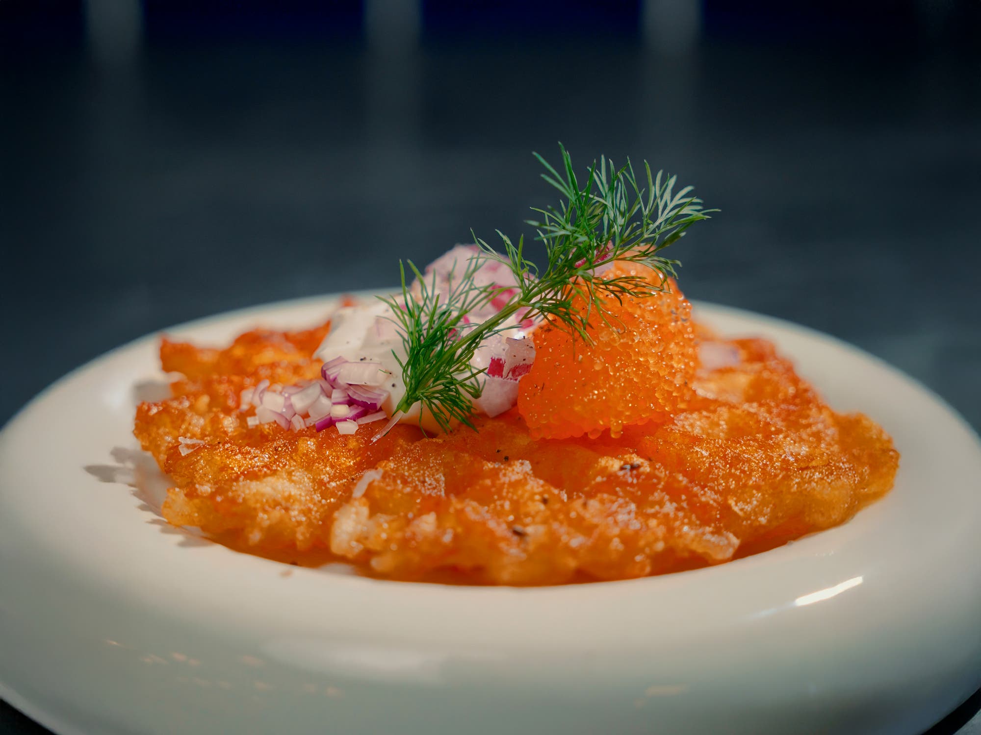 Våfflad potatisbulle med löjrom, smetana och rödlök