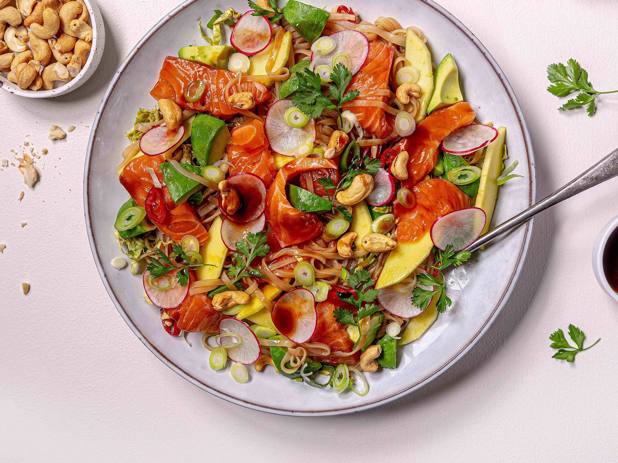 Asiatisk sallad med lax och cashewnötter