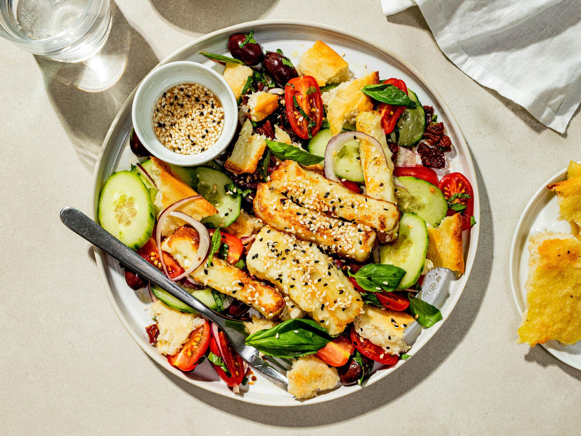 Grekisk sallad med halloumi