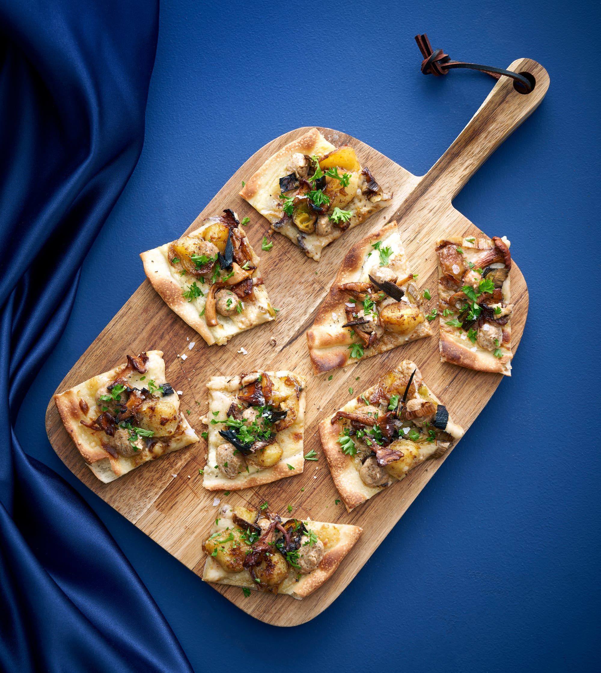 Flatbread med kantarellkräm, krispig potatis och sotad purjolök