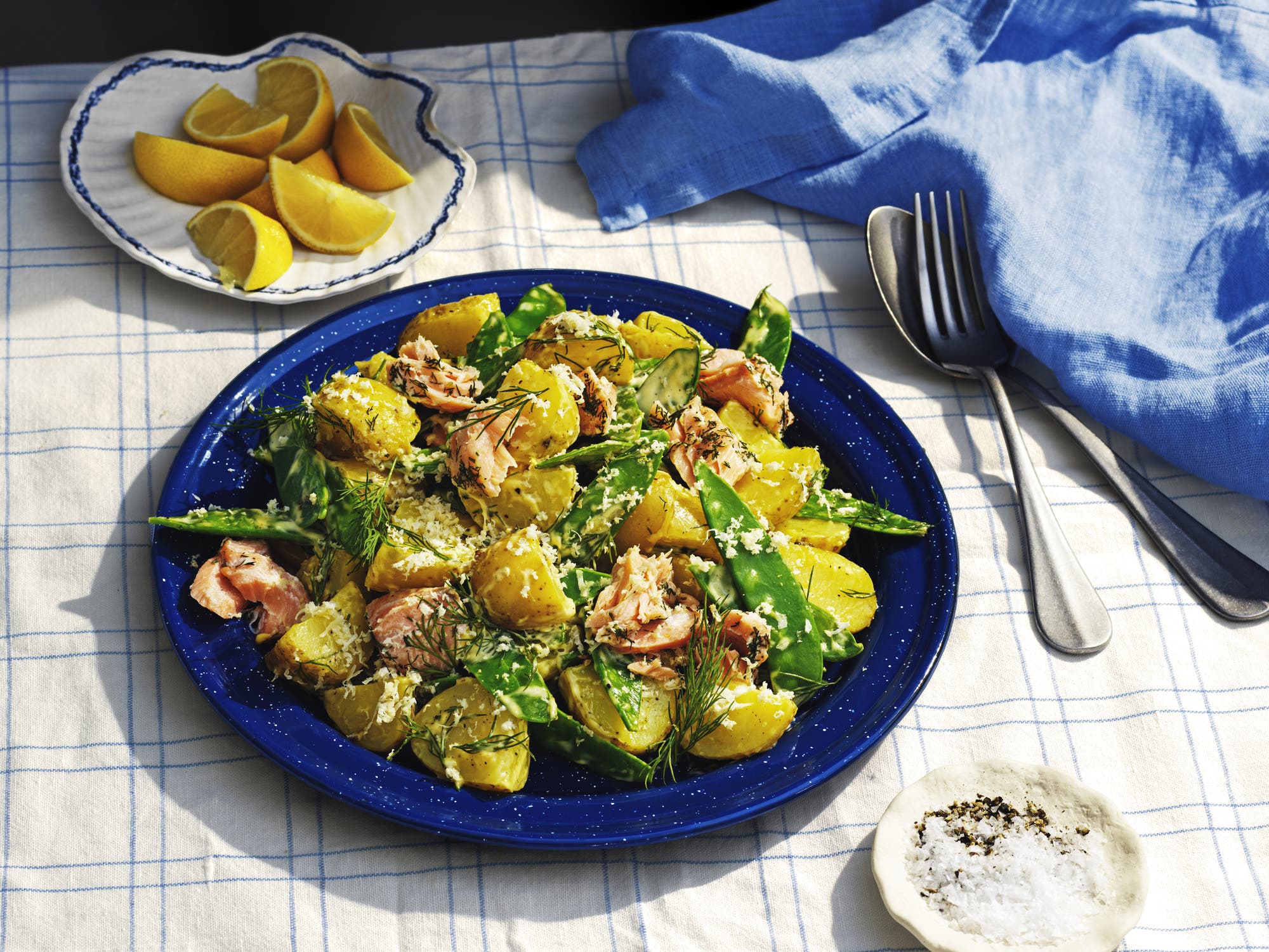 Potatissallad med dillkokt lax och sockerärtor