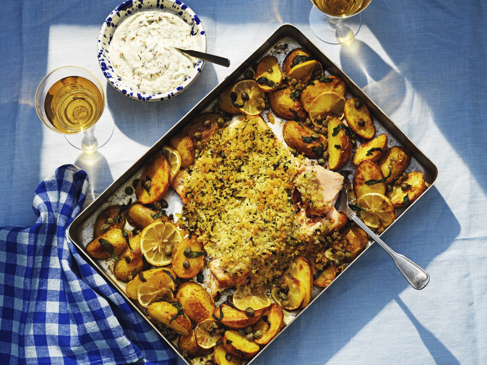 Lax med pankotäcke, rostad potatis & salviasmör