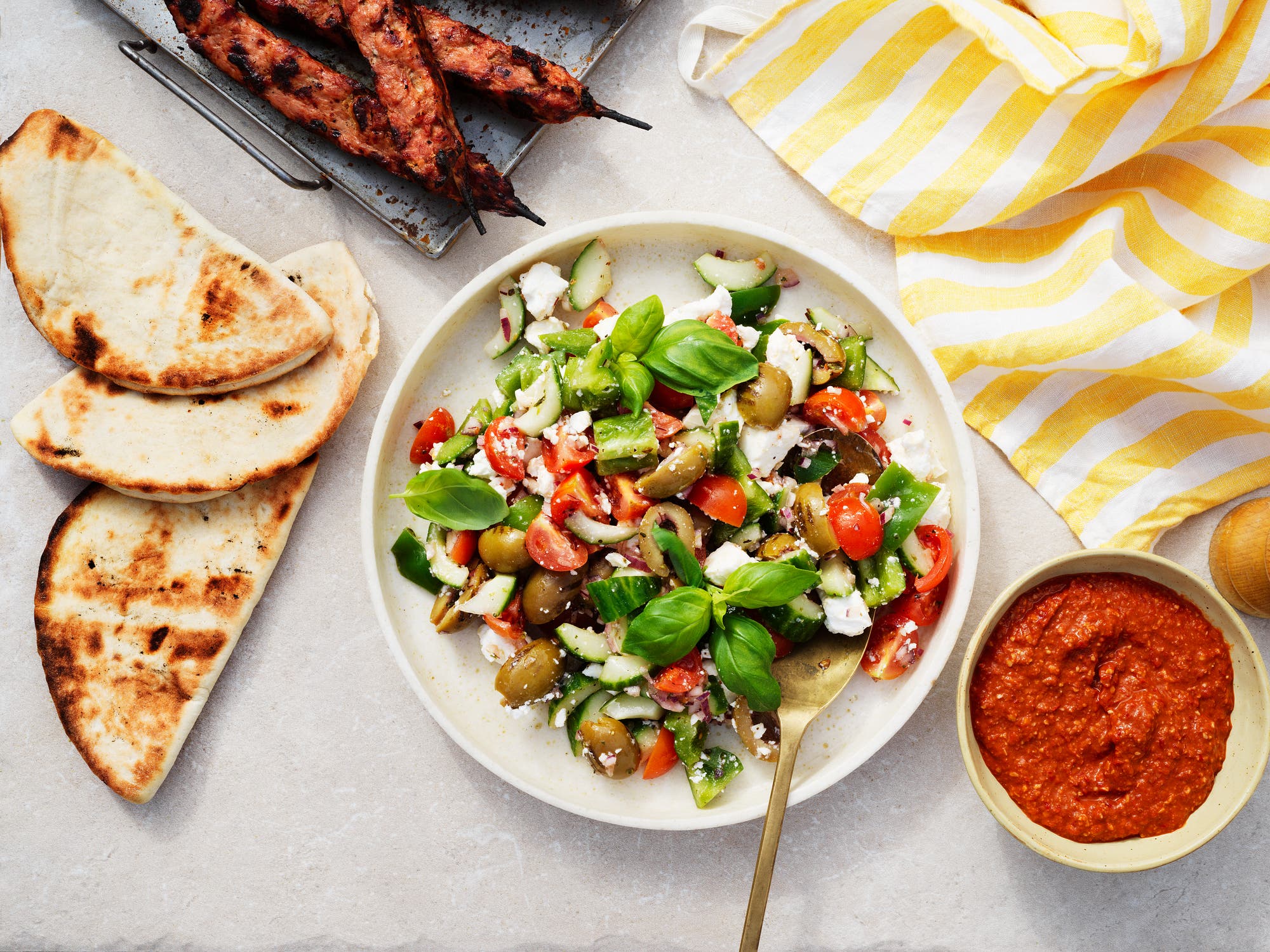 Grillspett med grekisk sallad och muhammara