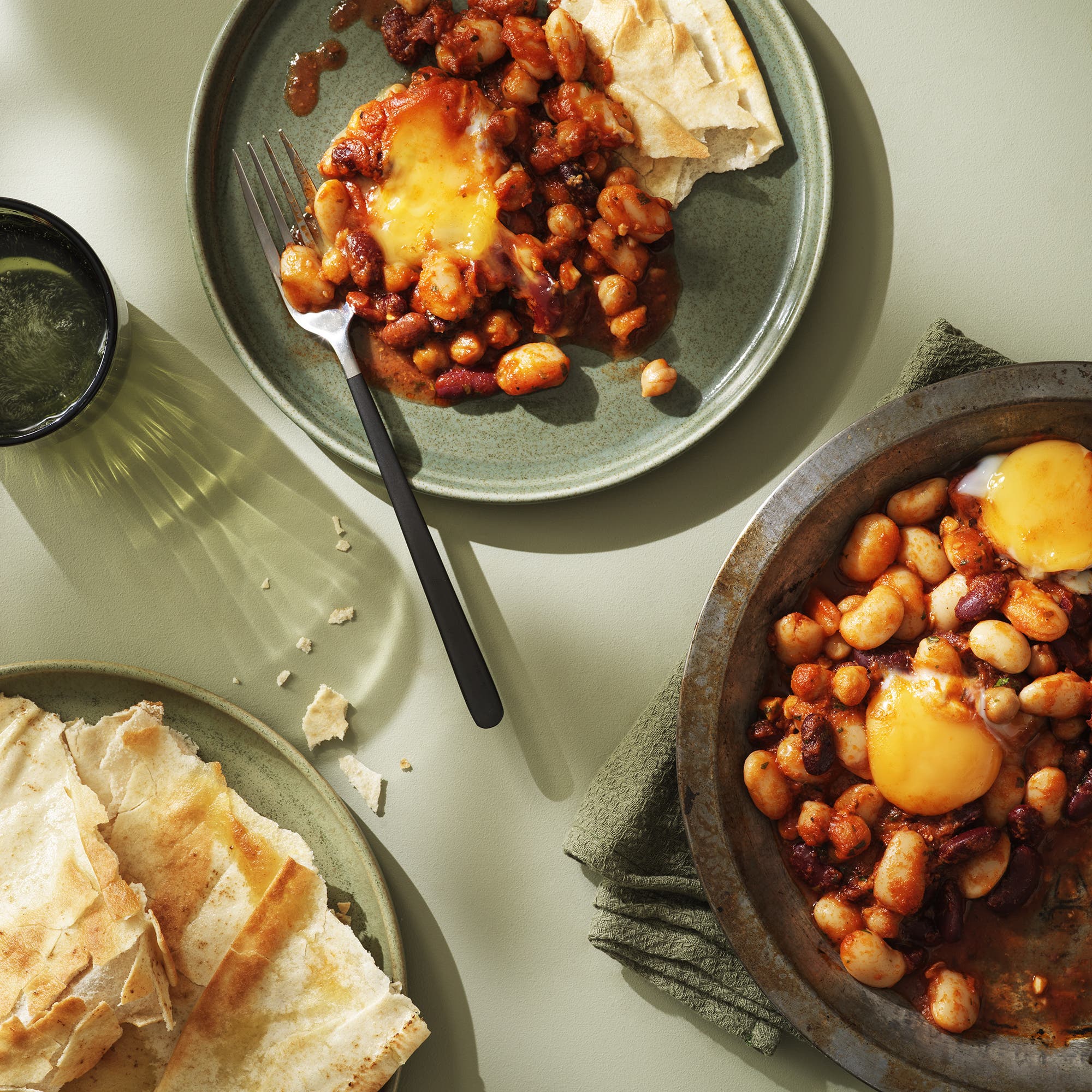 Kryddiga bönor i tomatsås med krämiga ägg