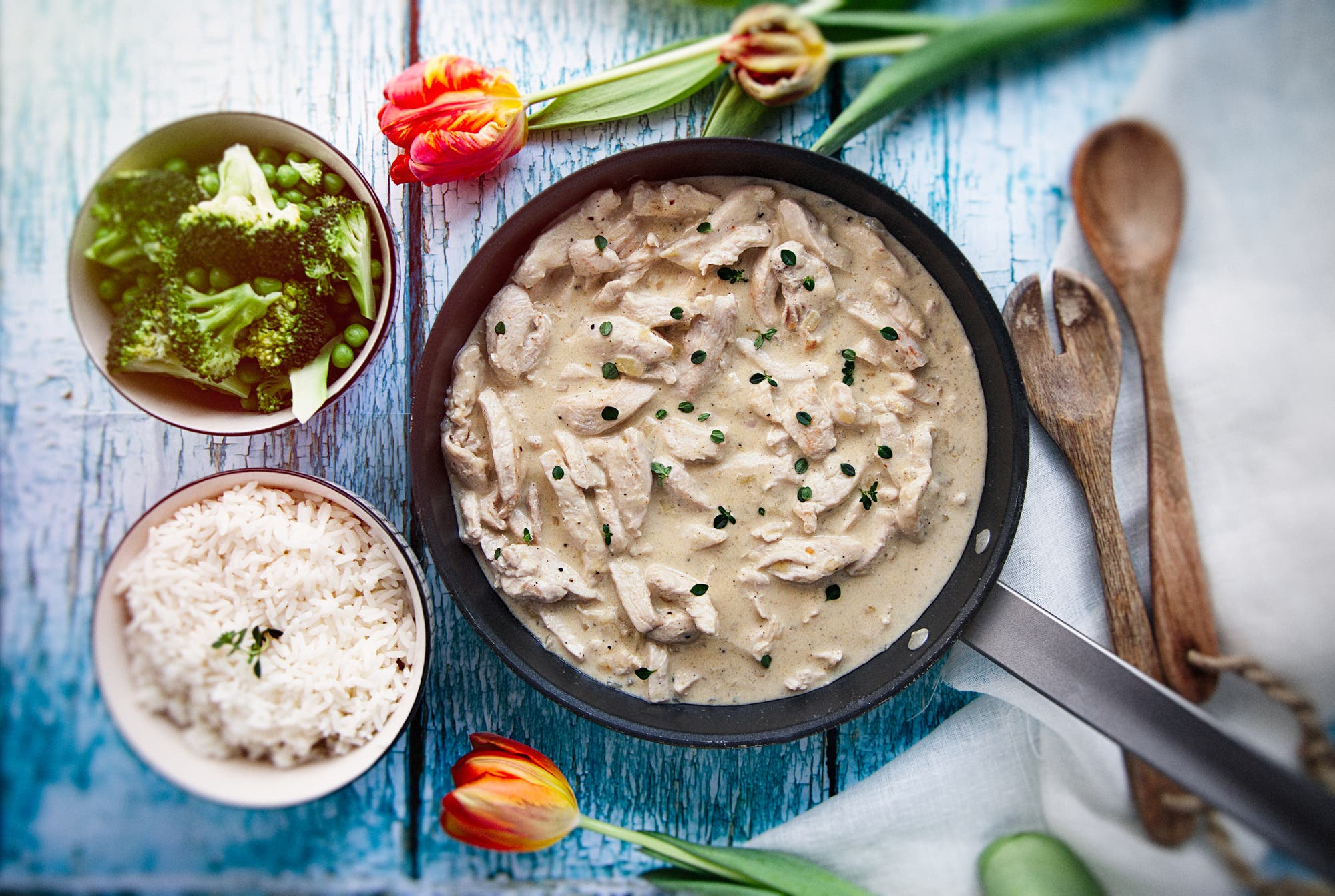 Kyckling i krämig parmesansås med broccoli och ärtor